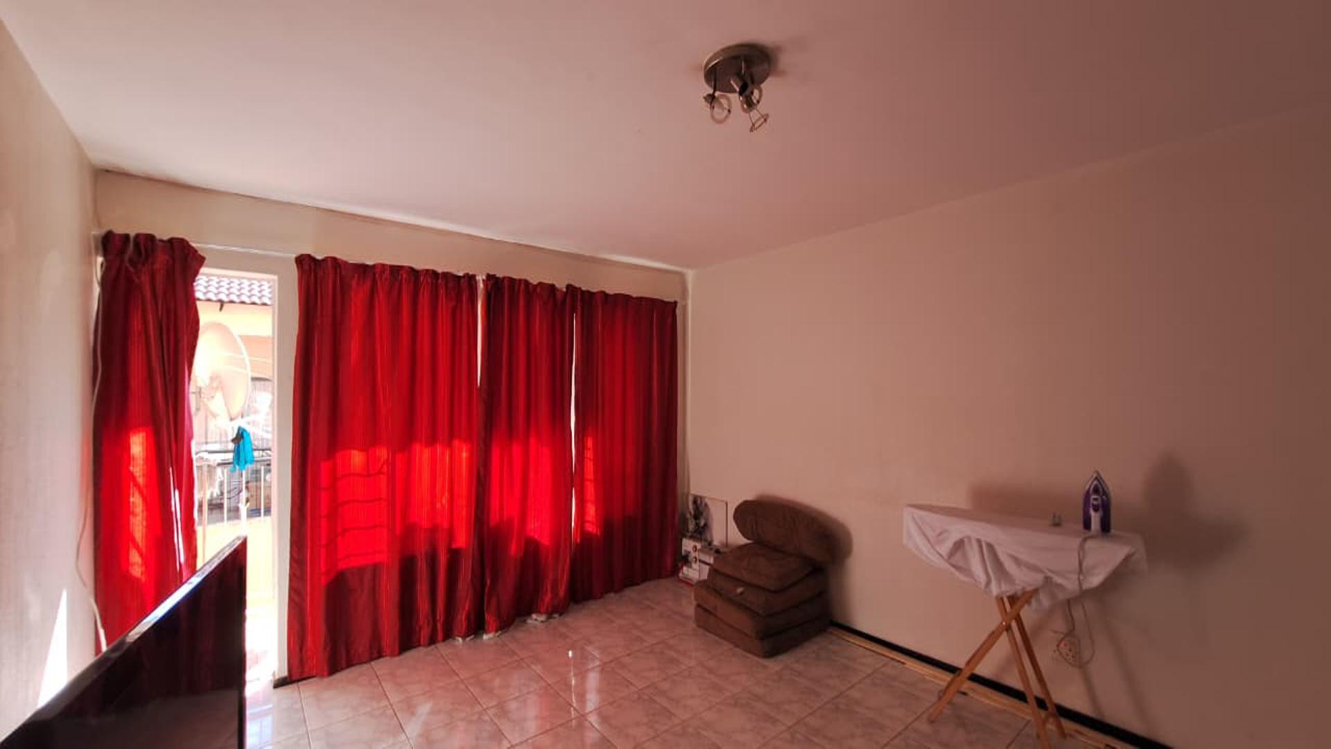 Lounges - 27 square meters of property in Ferndale - JHB
