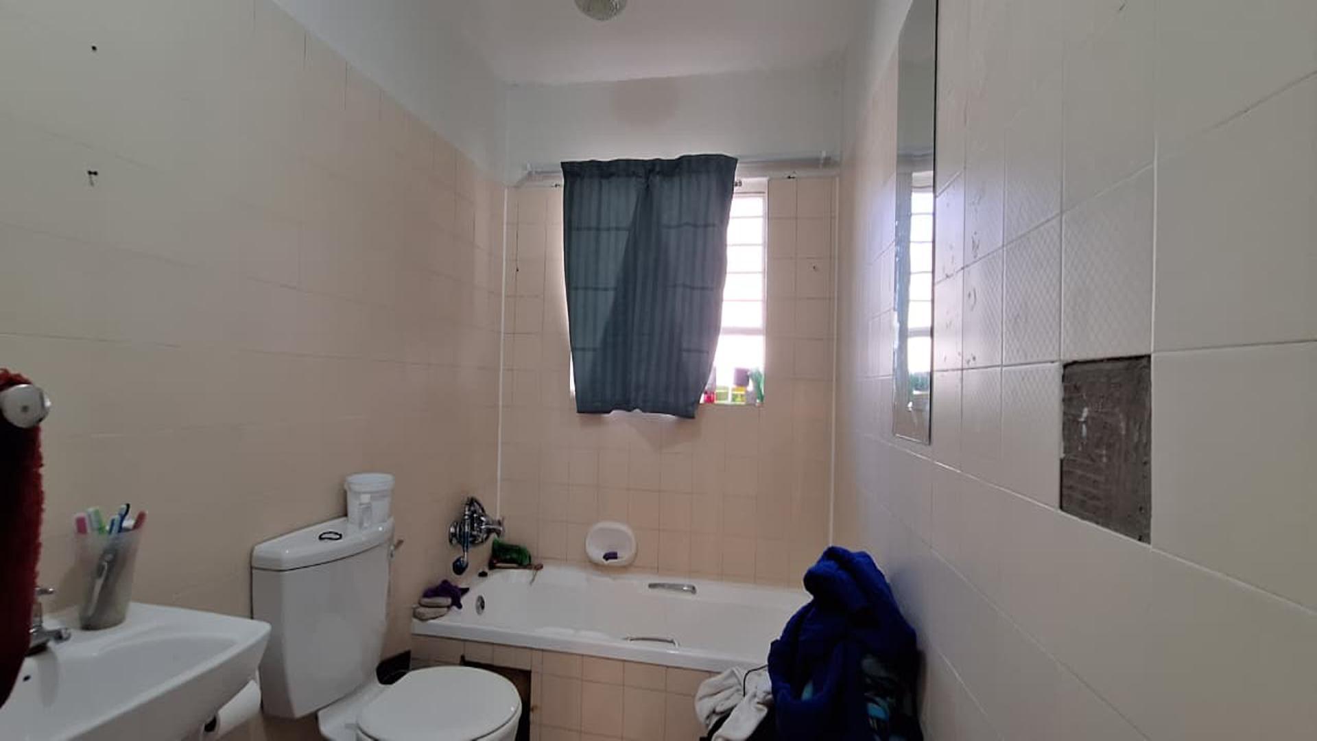 Bathroom 1 - 7 square meters of property in Ferndale - JHB
