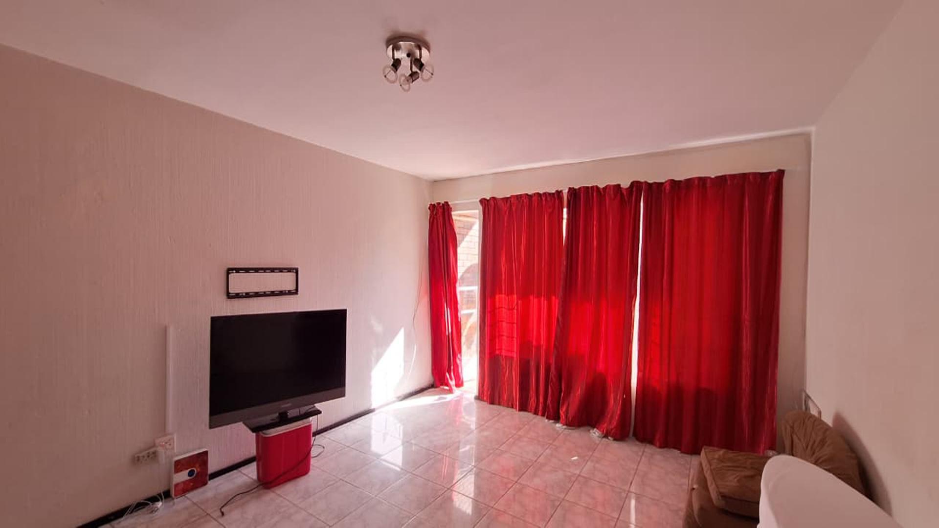 Lounges - 27 square meters of property in Ferndale - JHB