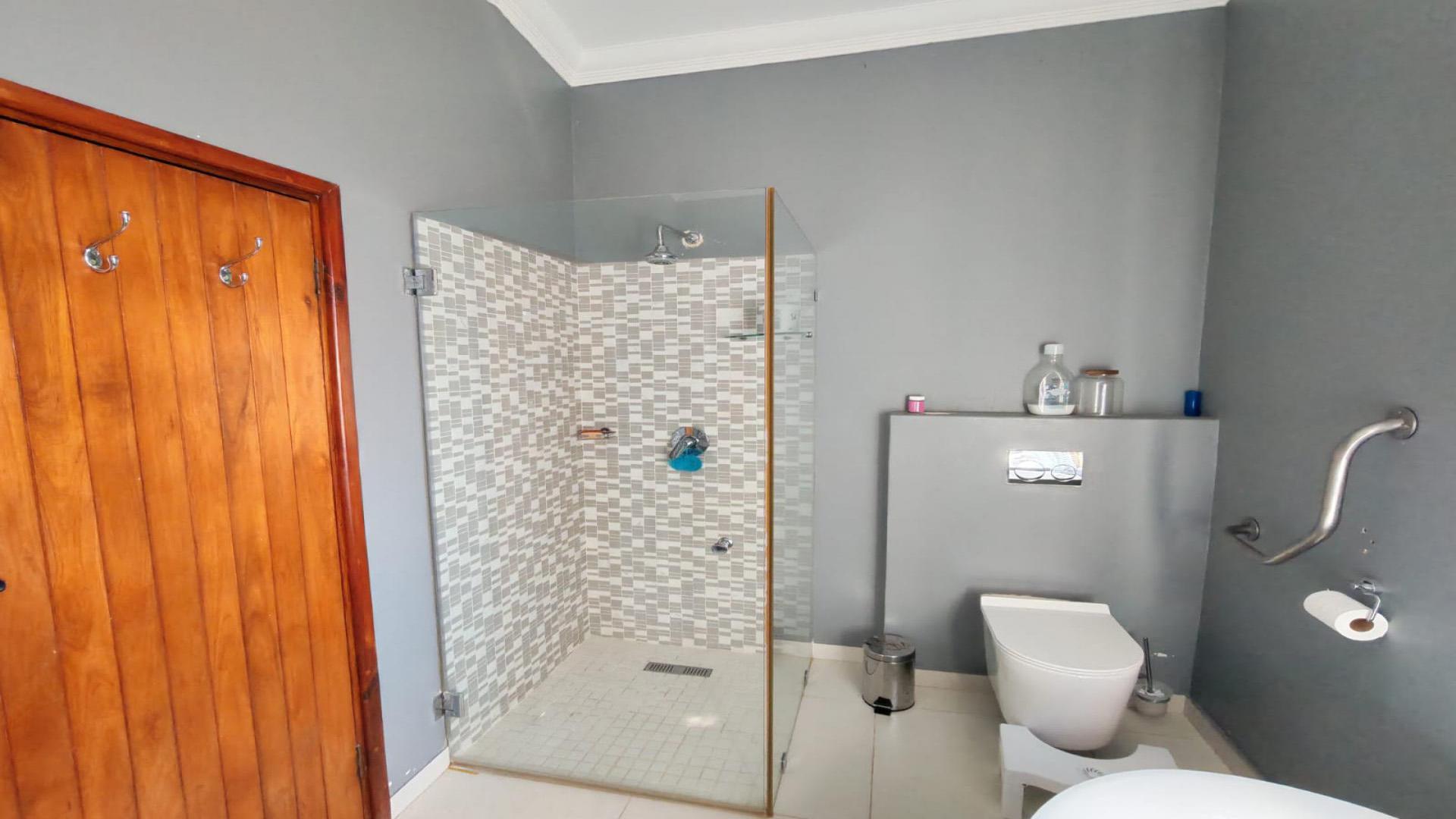 Bathroom 1 of property in Dawncliffe