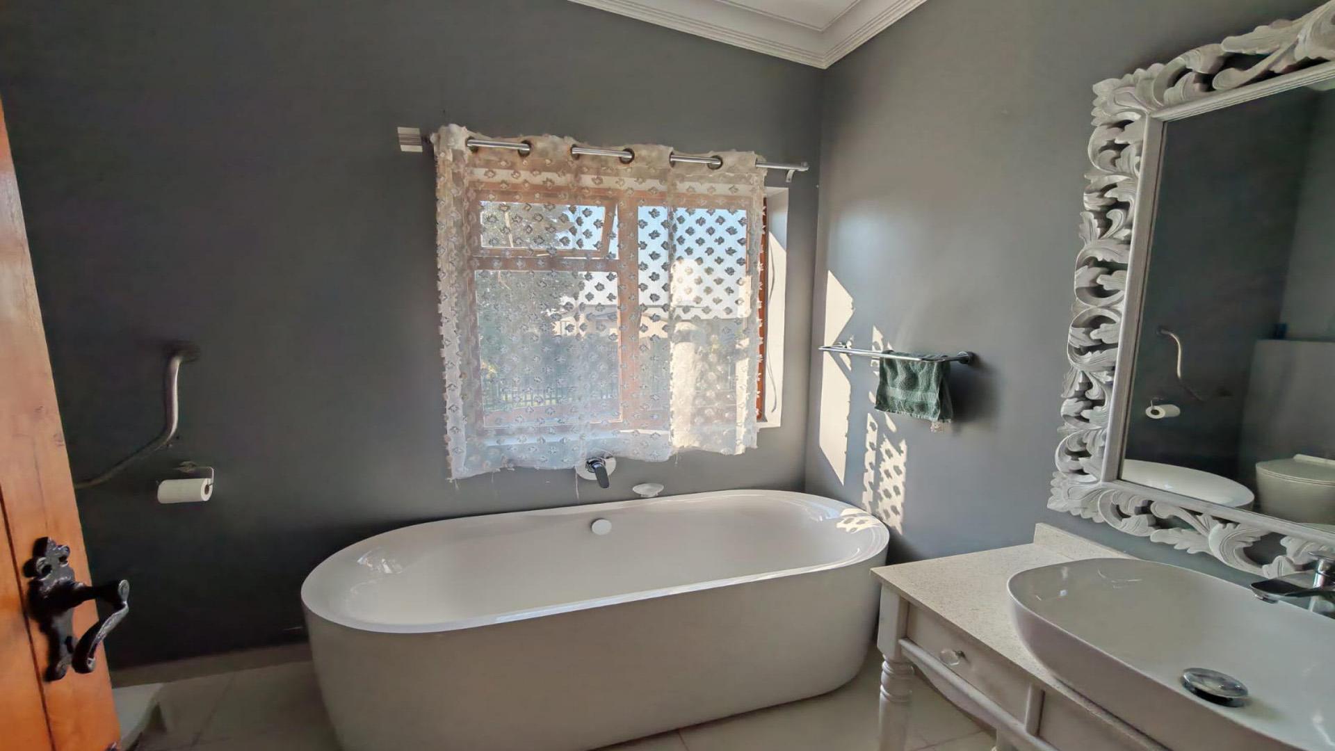 Bathroom 1 of property in Dawncliffe