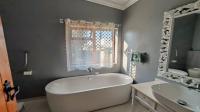 Bathroom 1 of property in Dawncliffe
