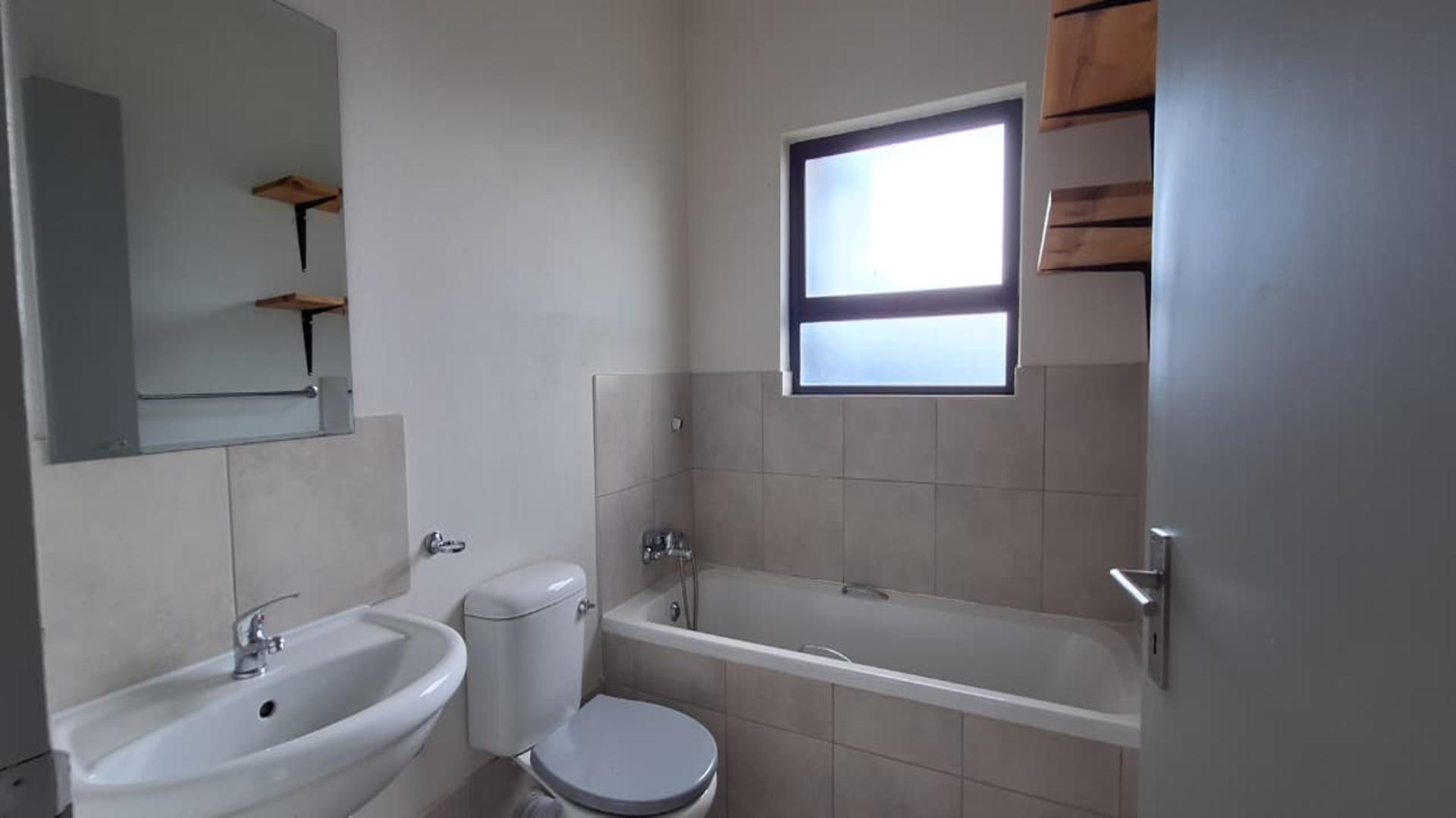 Bathroom 2 - 5 square meters of property in Benoni AH