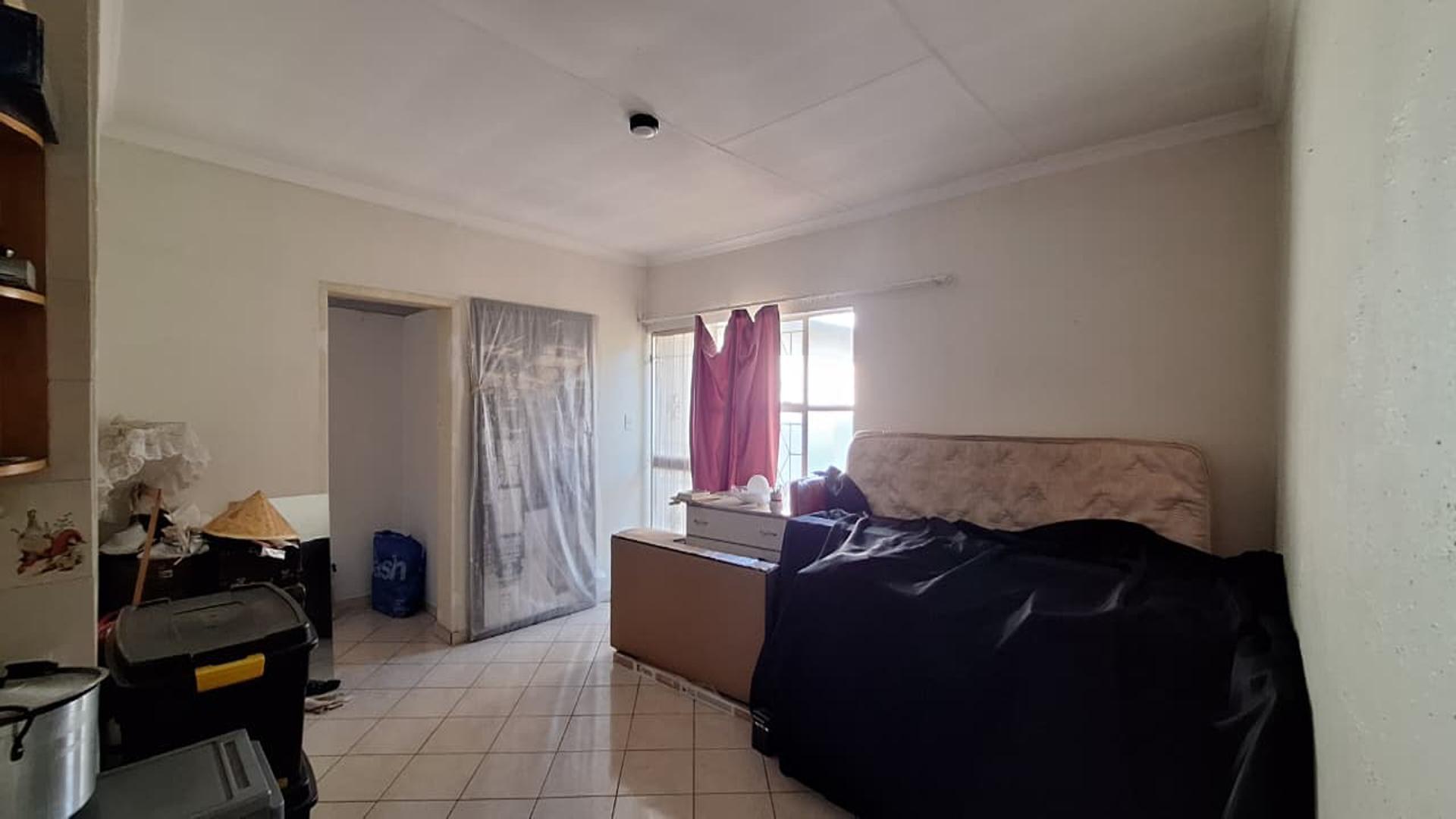 Lounges - 73 square meters of property in Parkrand