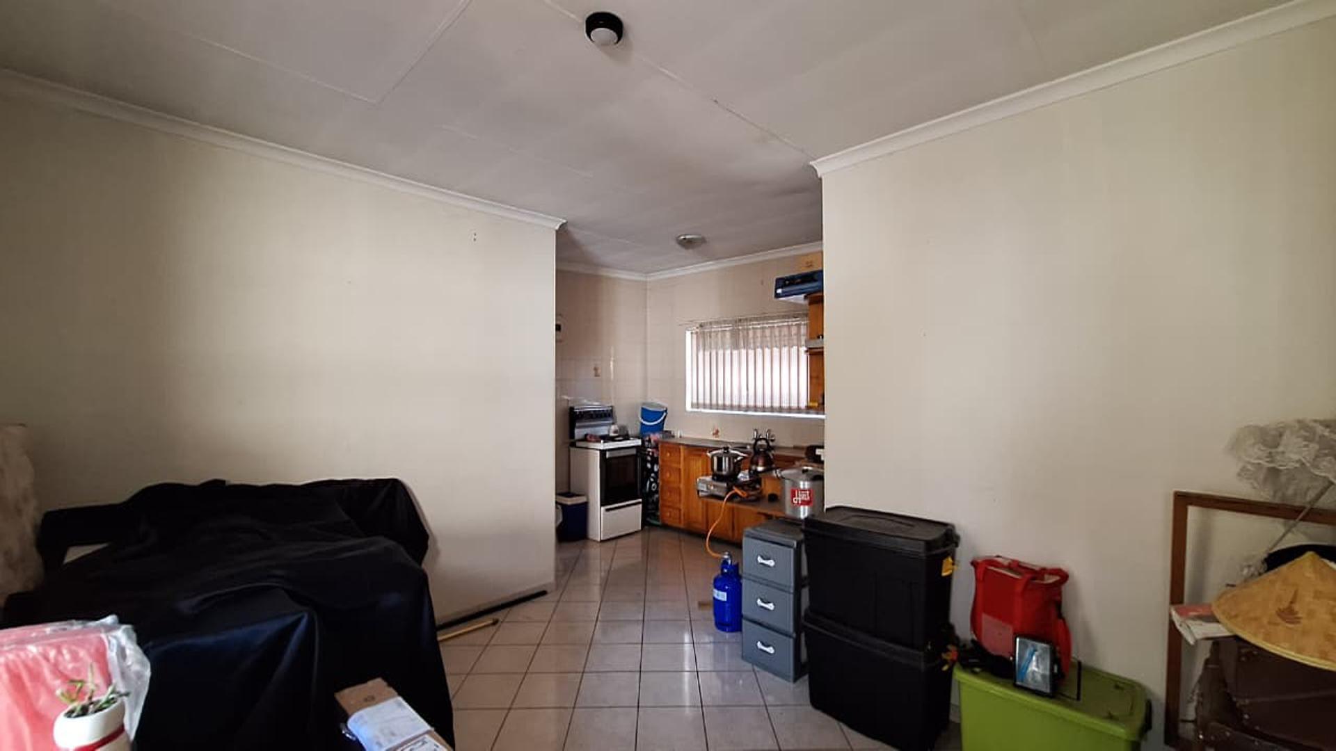 Lounges - 73 square meters of property in Parkrand