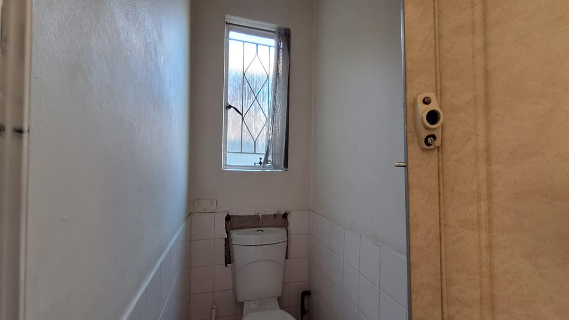 Guest Toilet - 3 square meters of property in Parkrand