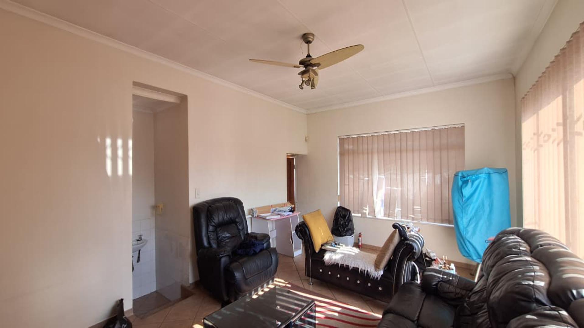 Lounges - 73 square meters of property in Parkrand