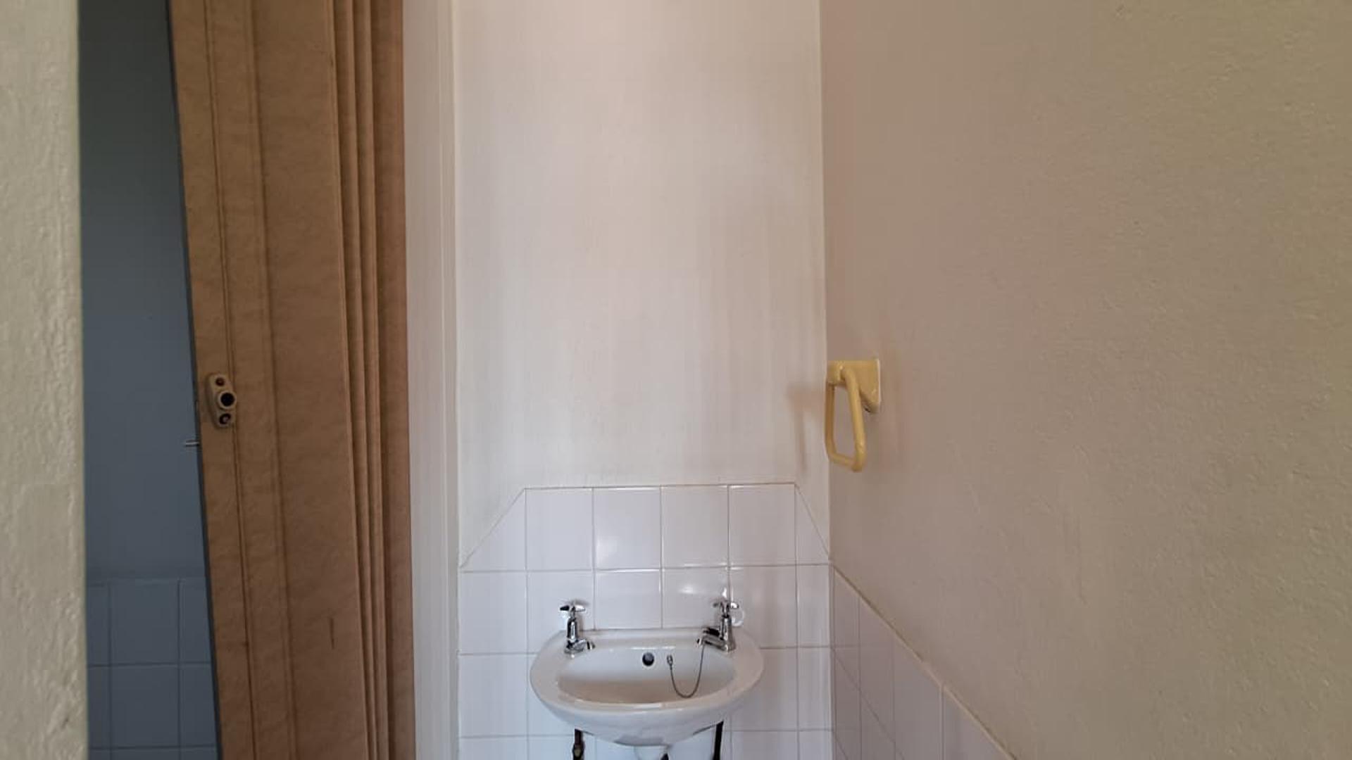 Guest Toilet - 3 square meters of property in Parkrand