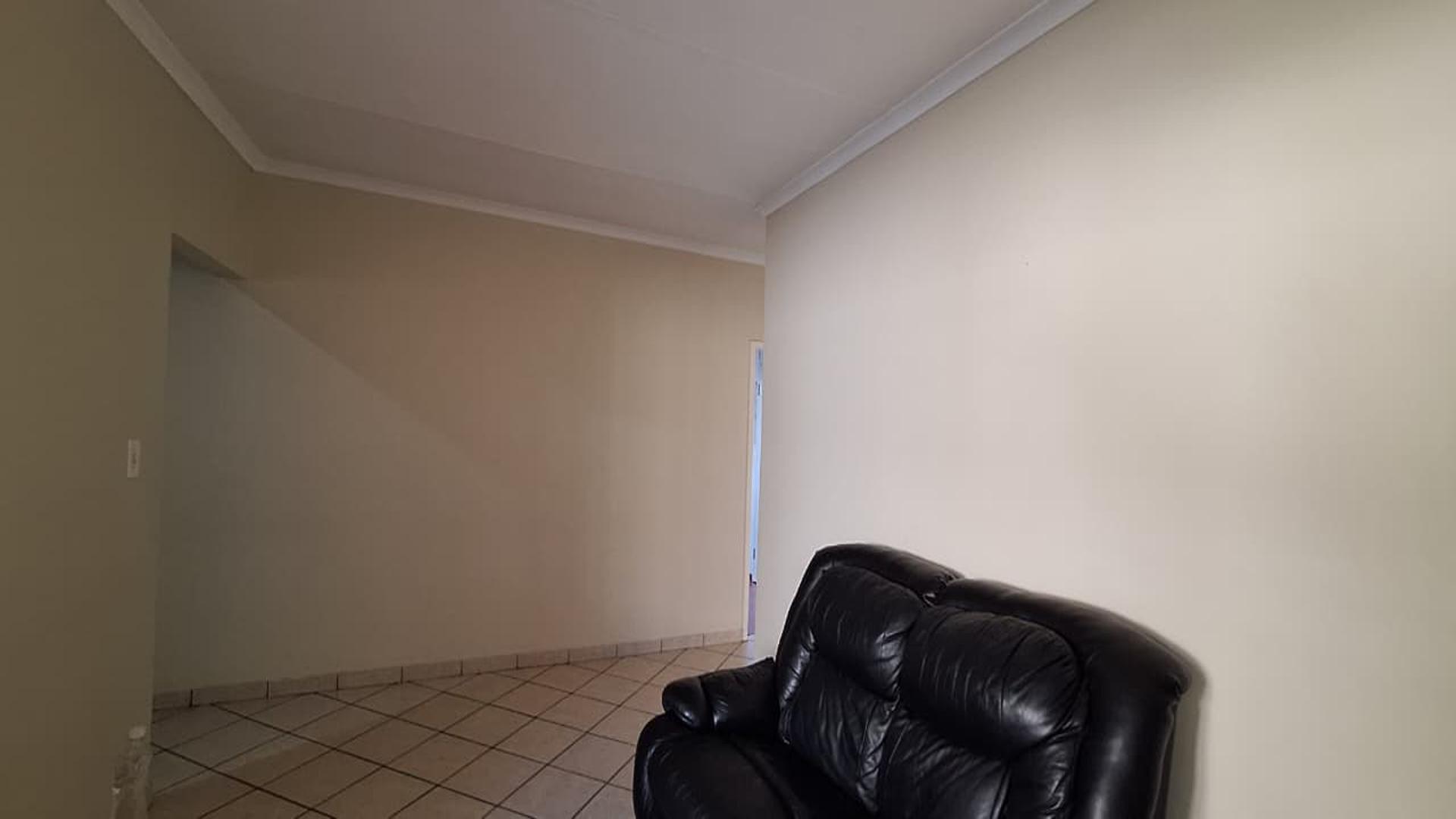 Dining Room - 17 square meters of property in Parkrand