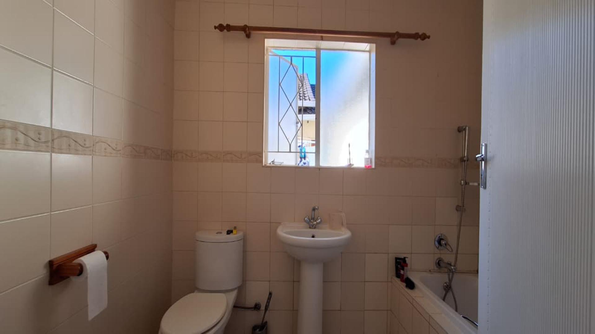 Bathroom 2 - 5 square meters of property in Parkrand