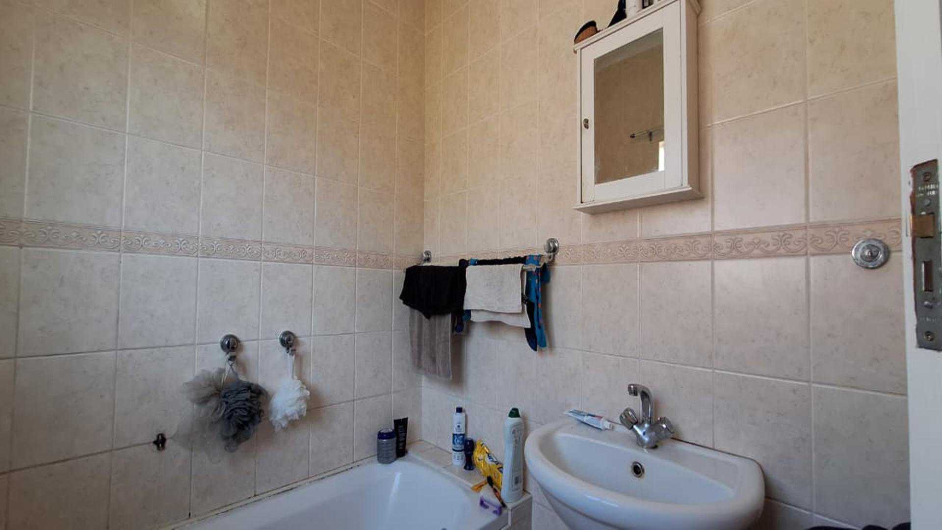 Main Bathroom - 4 square meters of property in Parkrand