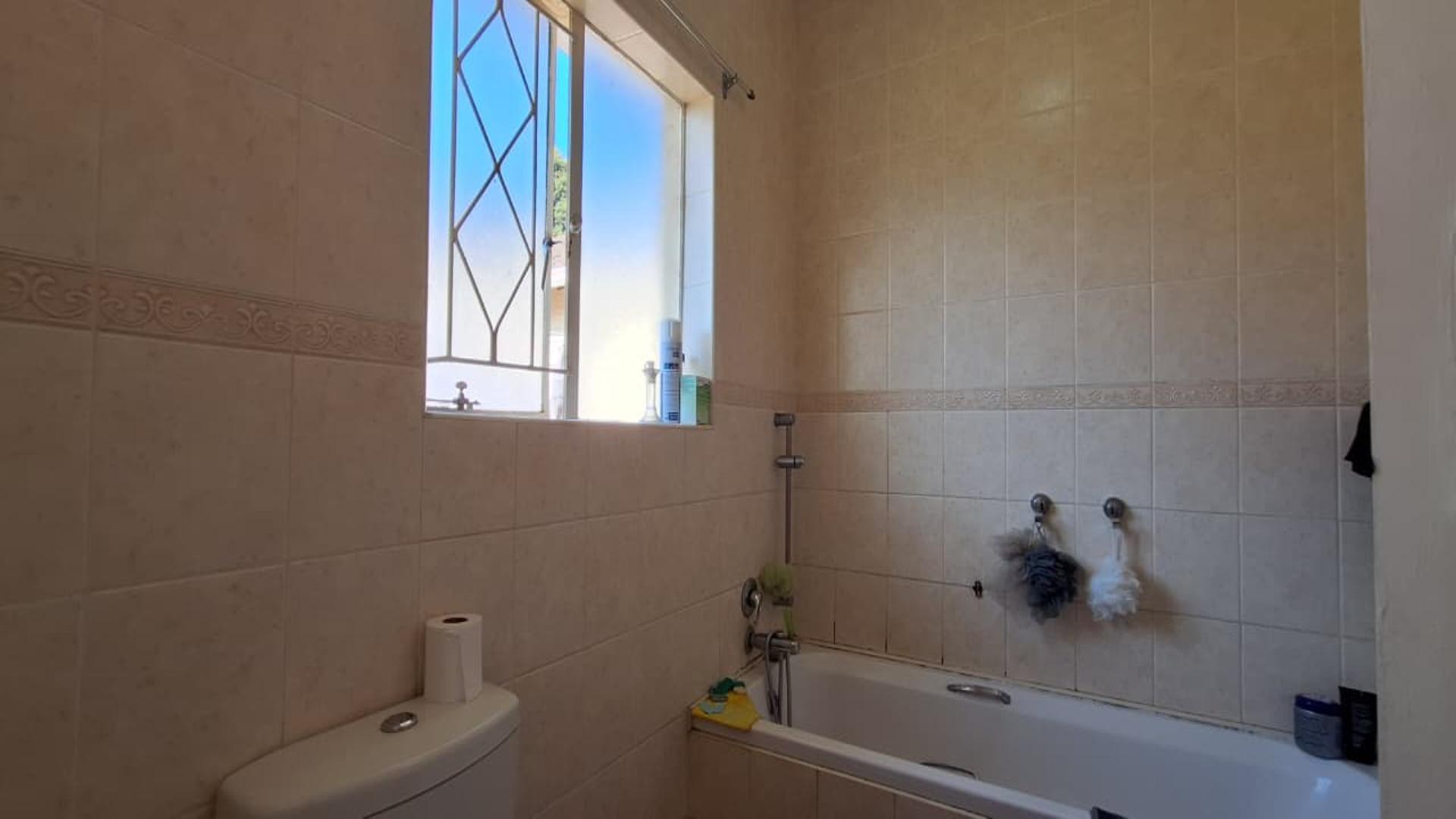 Main Bathroom - 4 square meters of property in Parkrand