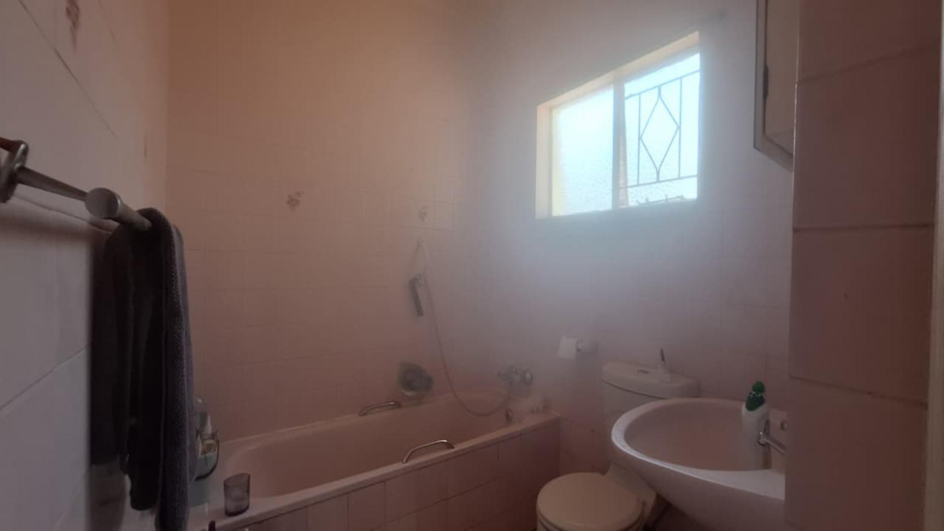 Bathroom 1 - 5 square meters of property in Parkrand