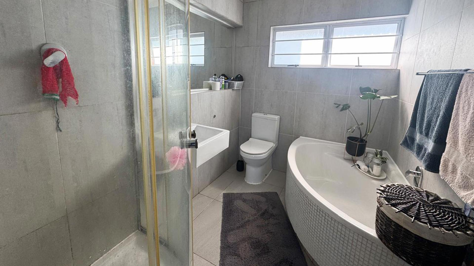 Bathroom 1 of property in Sunnyridge