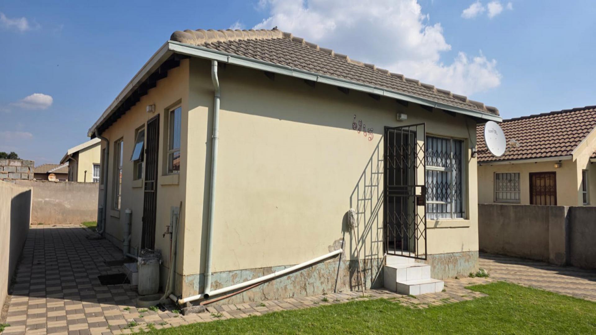 Front View of property in Crystal Park