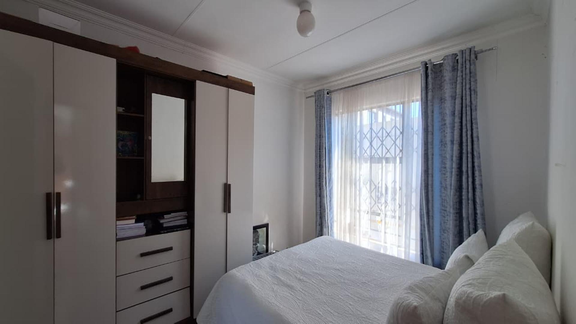 Main Bedroom - 12 square meters of property in Crystal Park