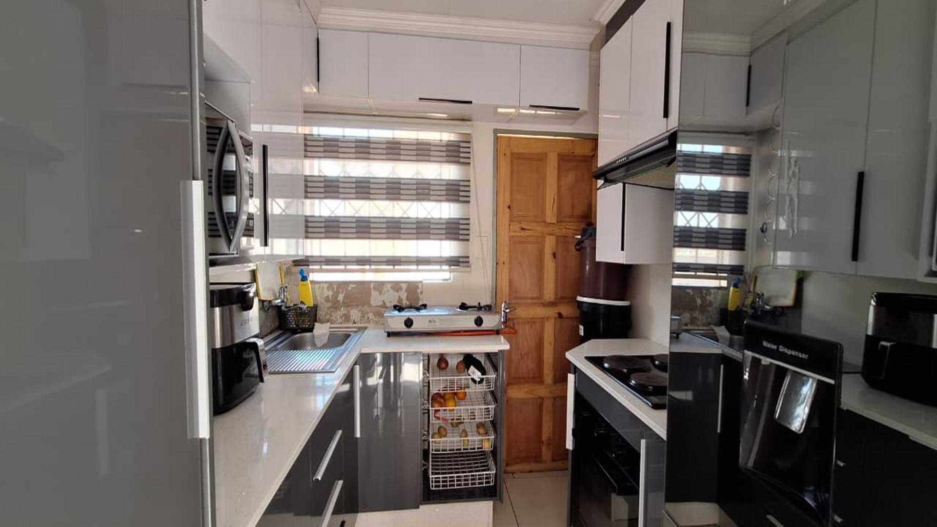 Kitchen - 6 square meters of property in Crystal Park