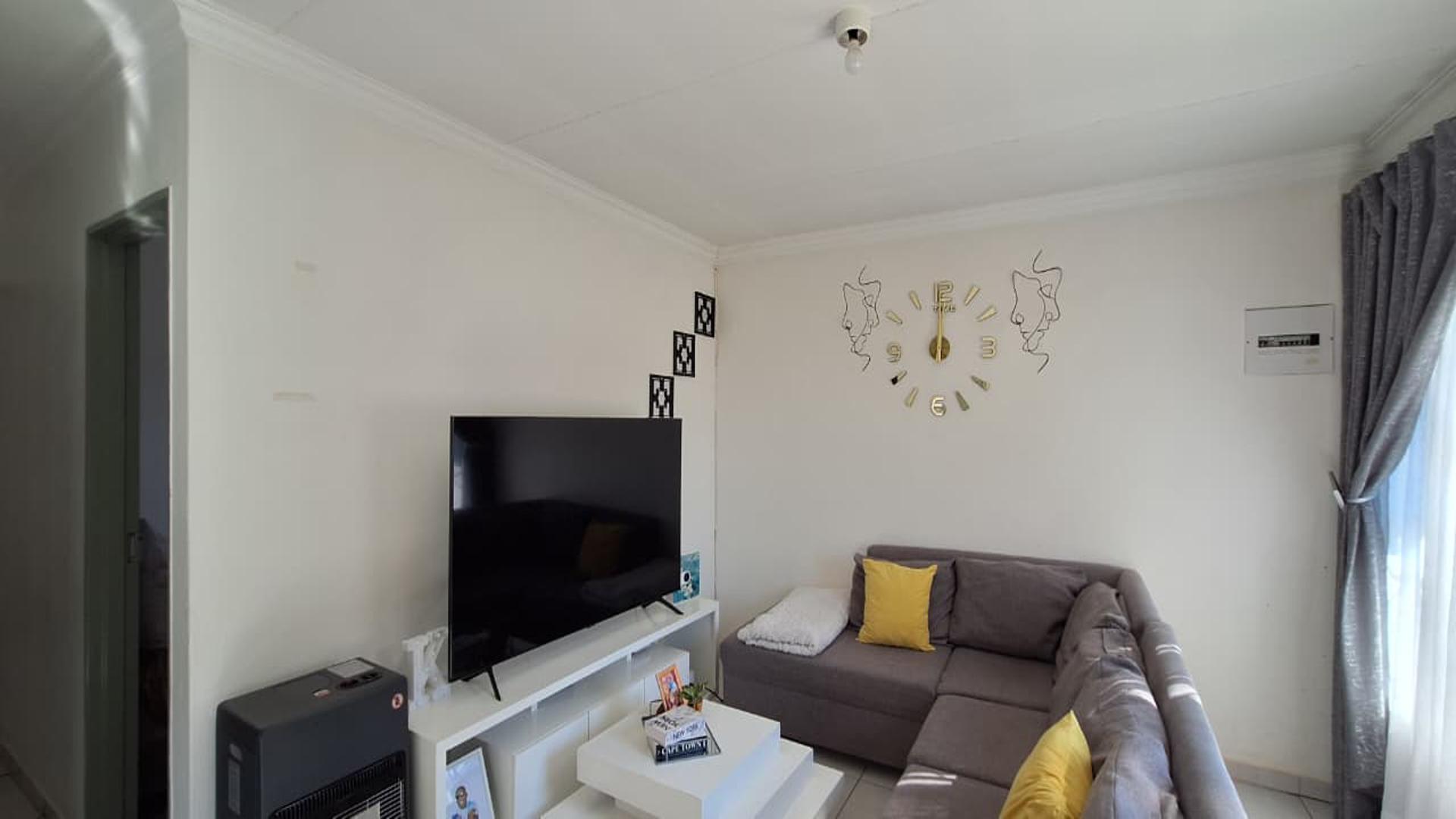 Lounges - 15 square meters of property in Crystal Park