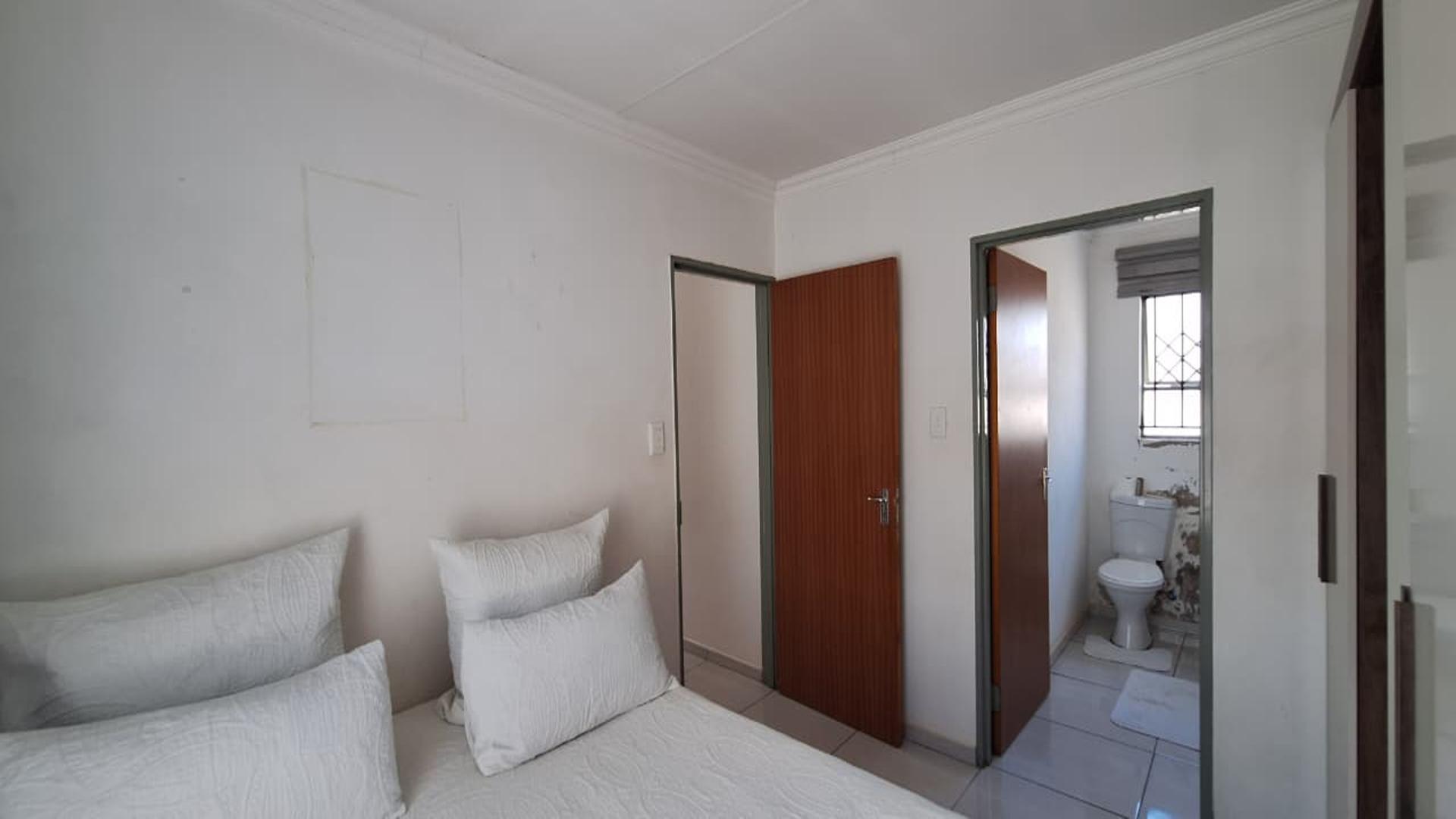 Main Bedroom - 12 square meters of property in Crystal Park