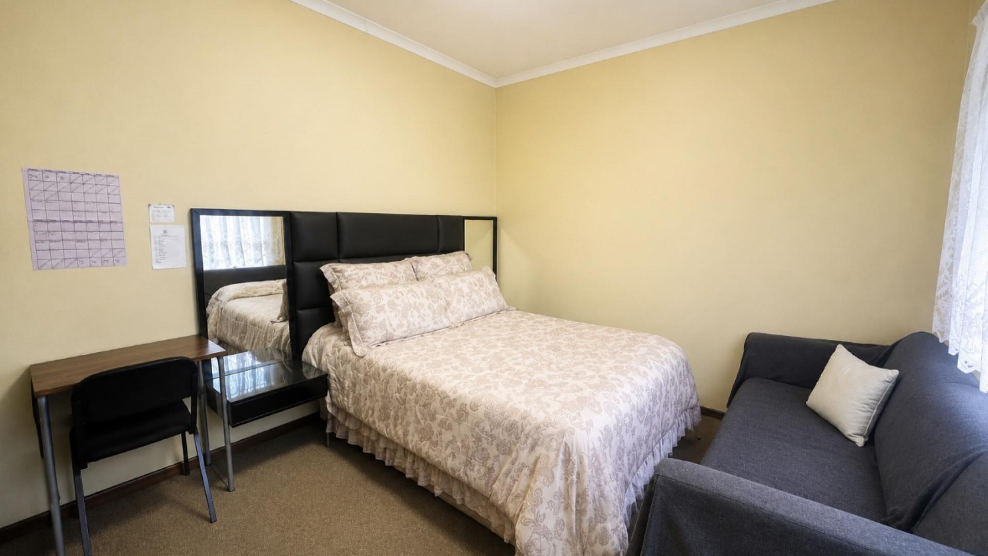 Bed Room 1 of property in Universitas