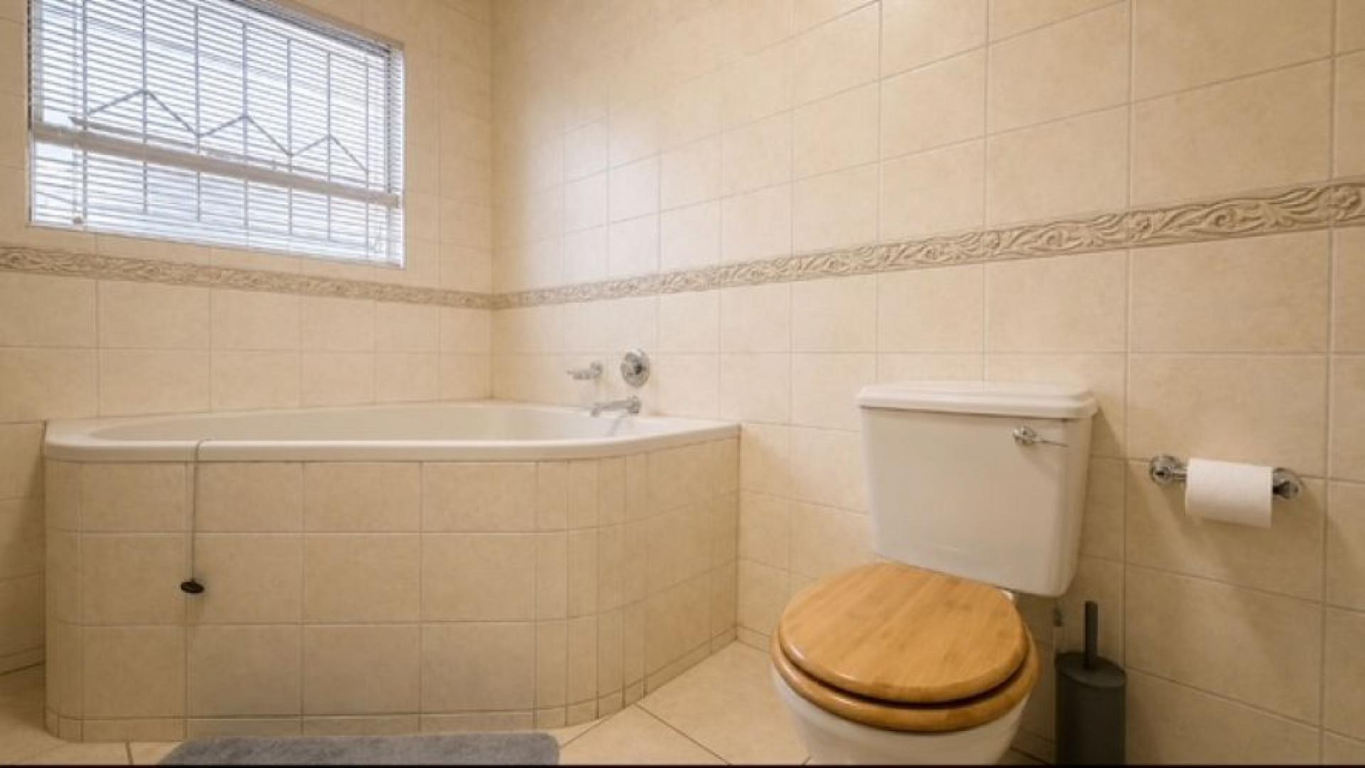 Bathroom 1 of property in Universitas