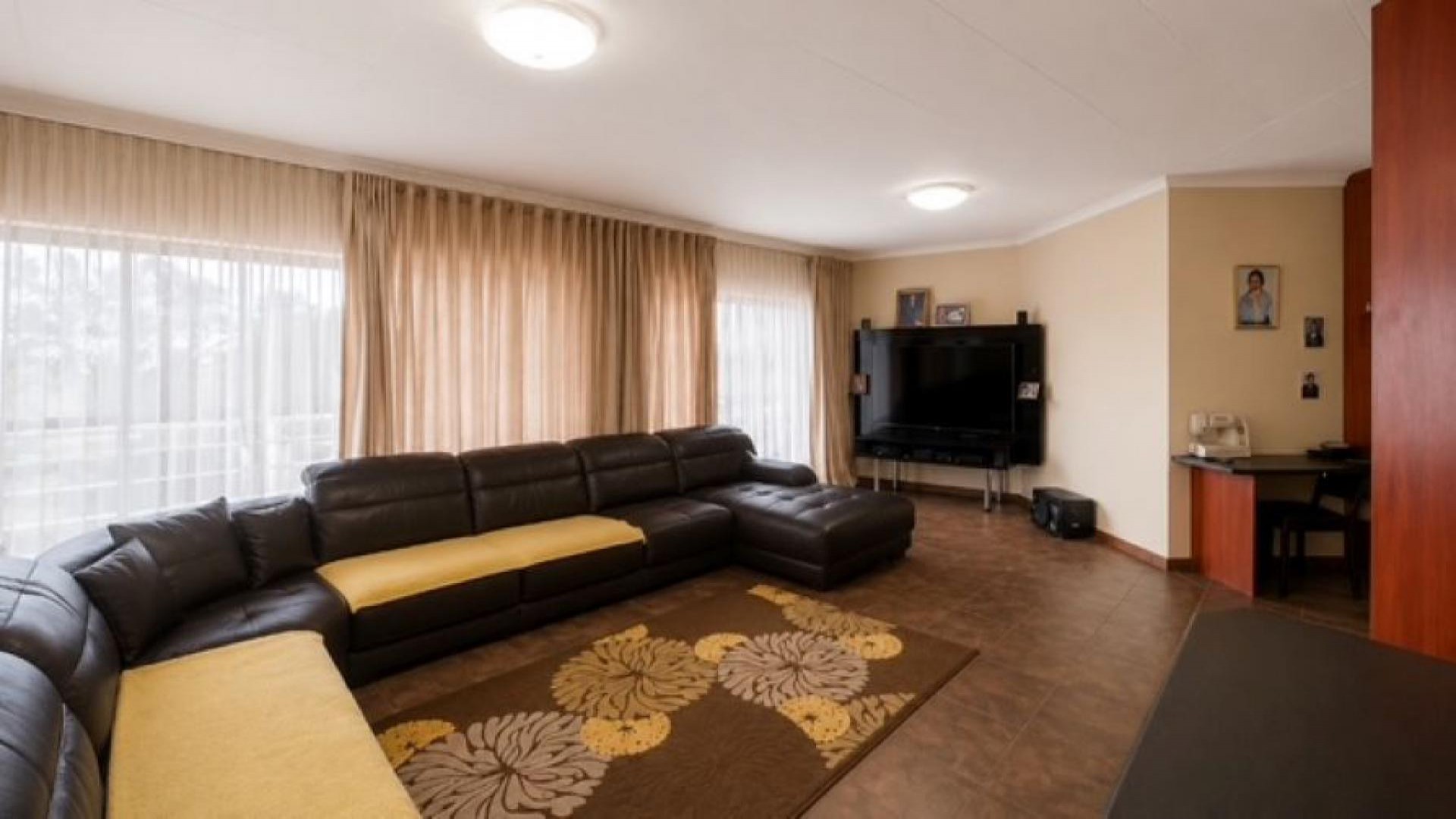 Lounges of property in Universitas