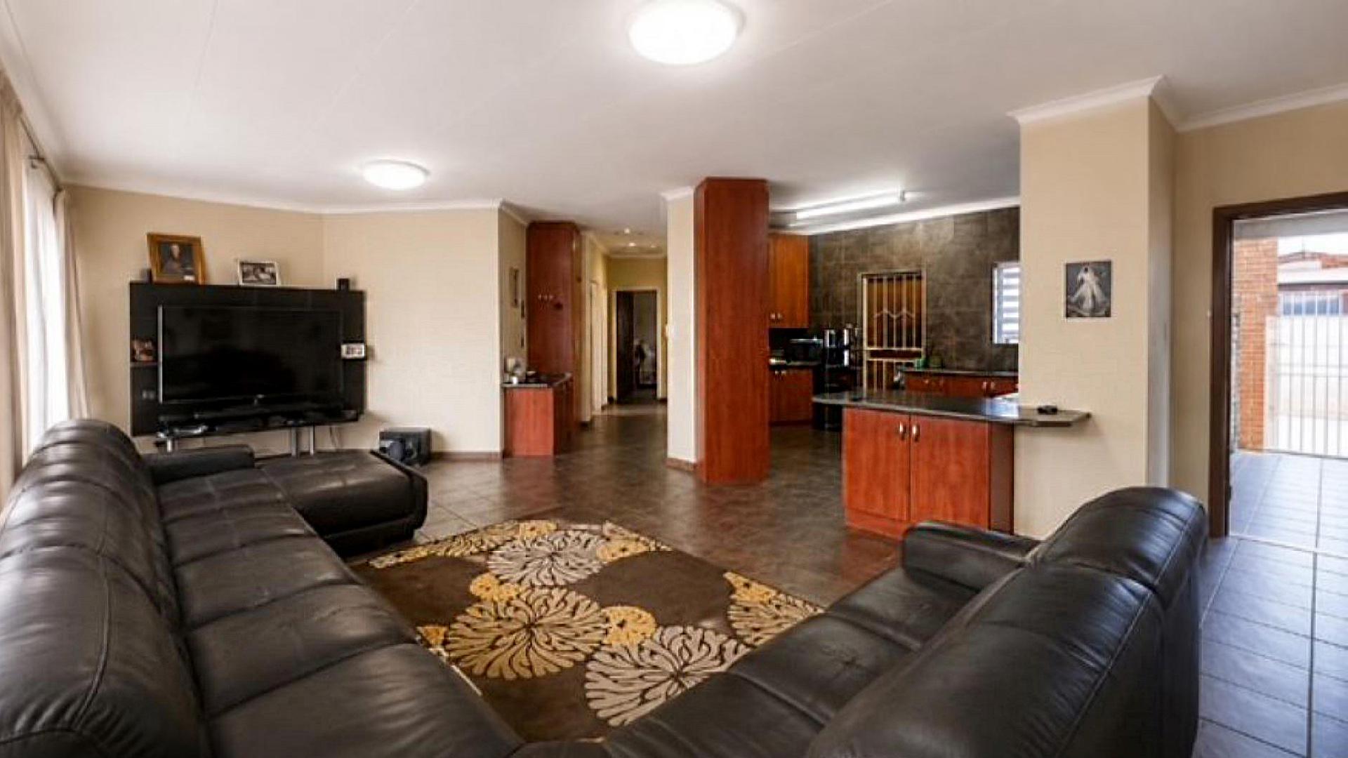 Lounges of property in Universitas