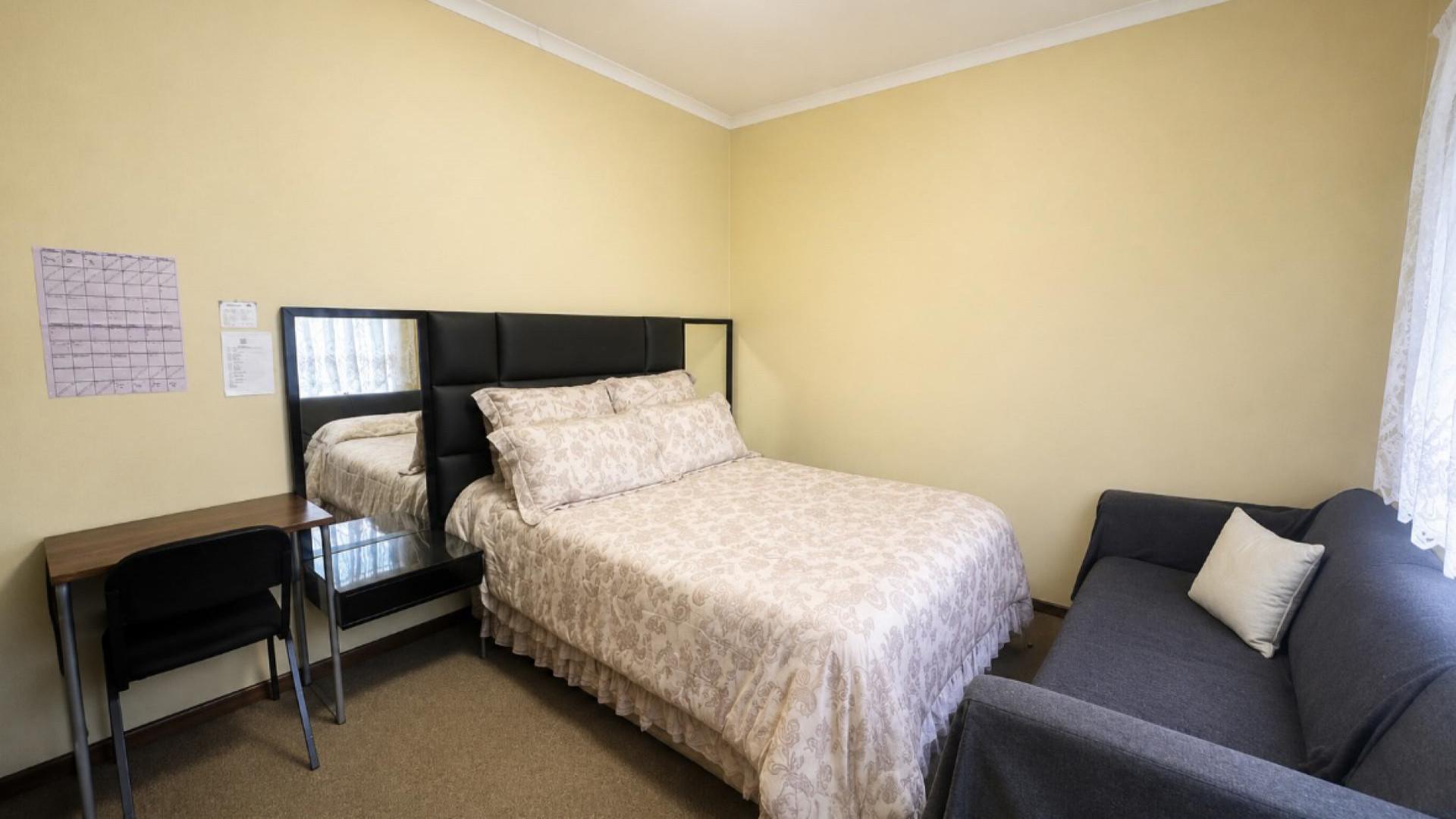 Bed Room 1 of property in Universitas
