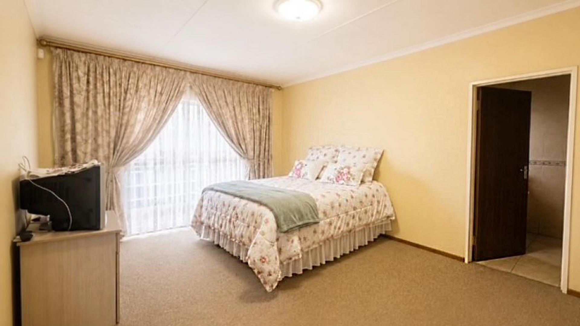 Main Bedroom of property in Universitas