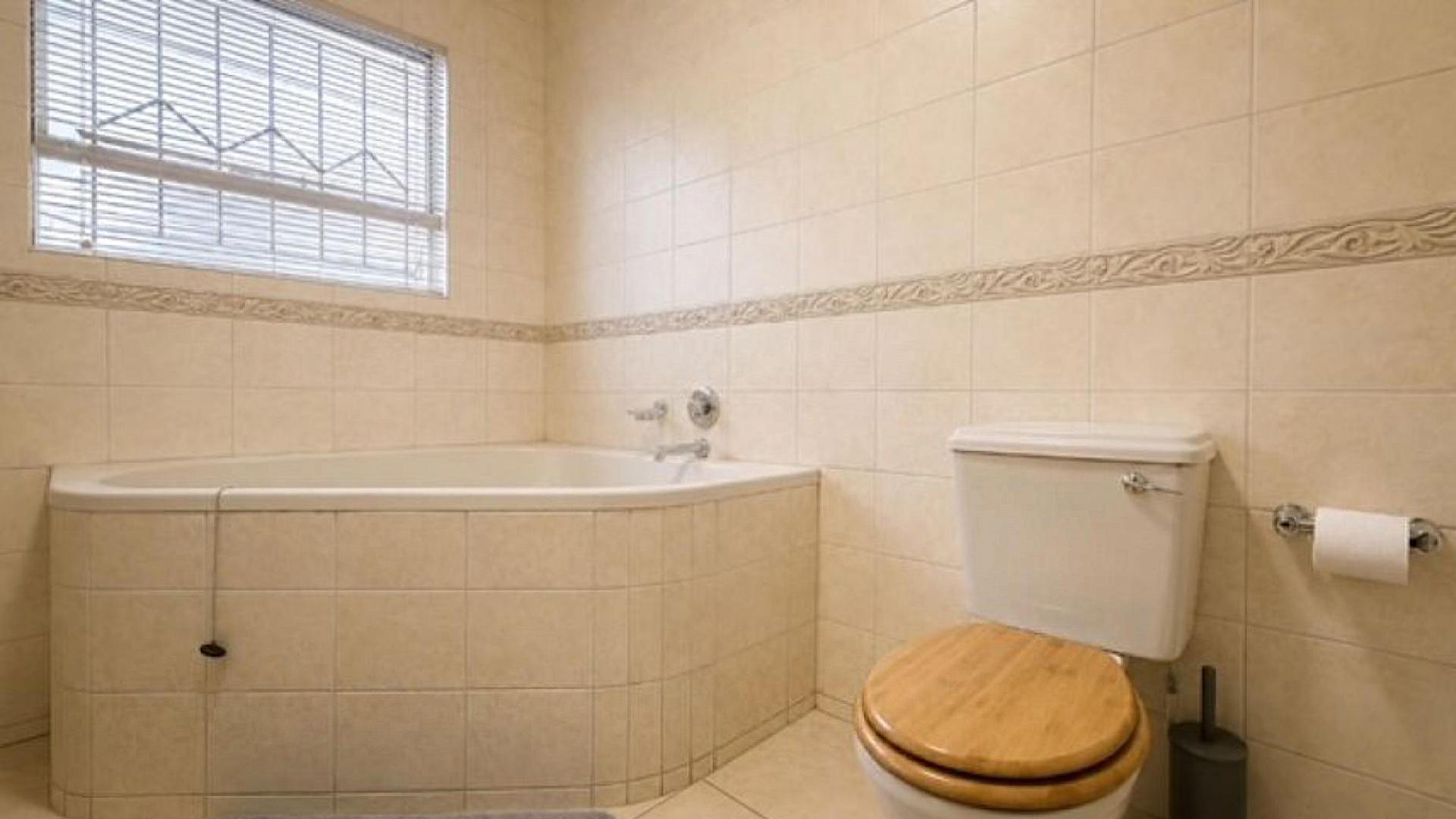Main Bathroom of property in Universitas
