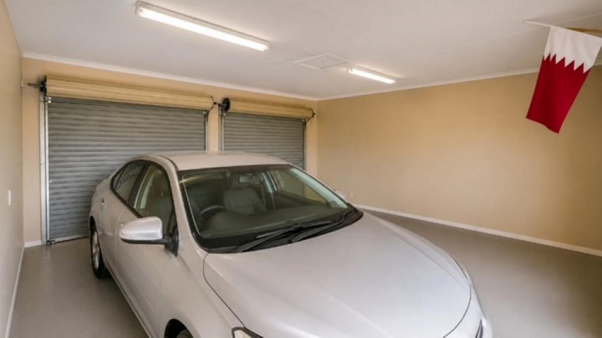 Garage of property in Universitas