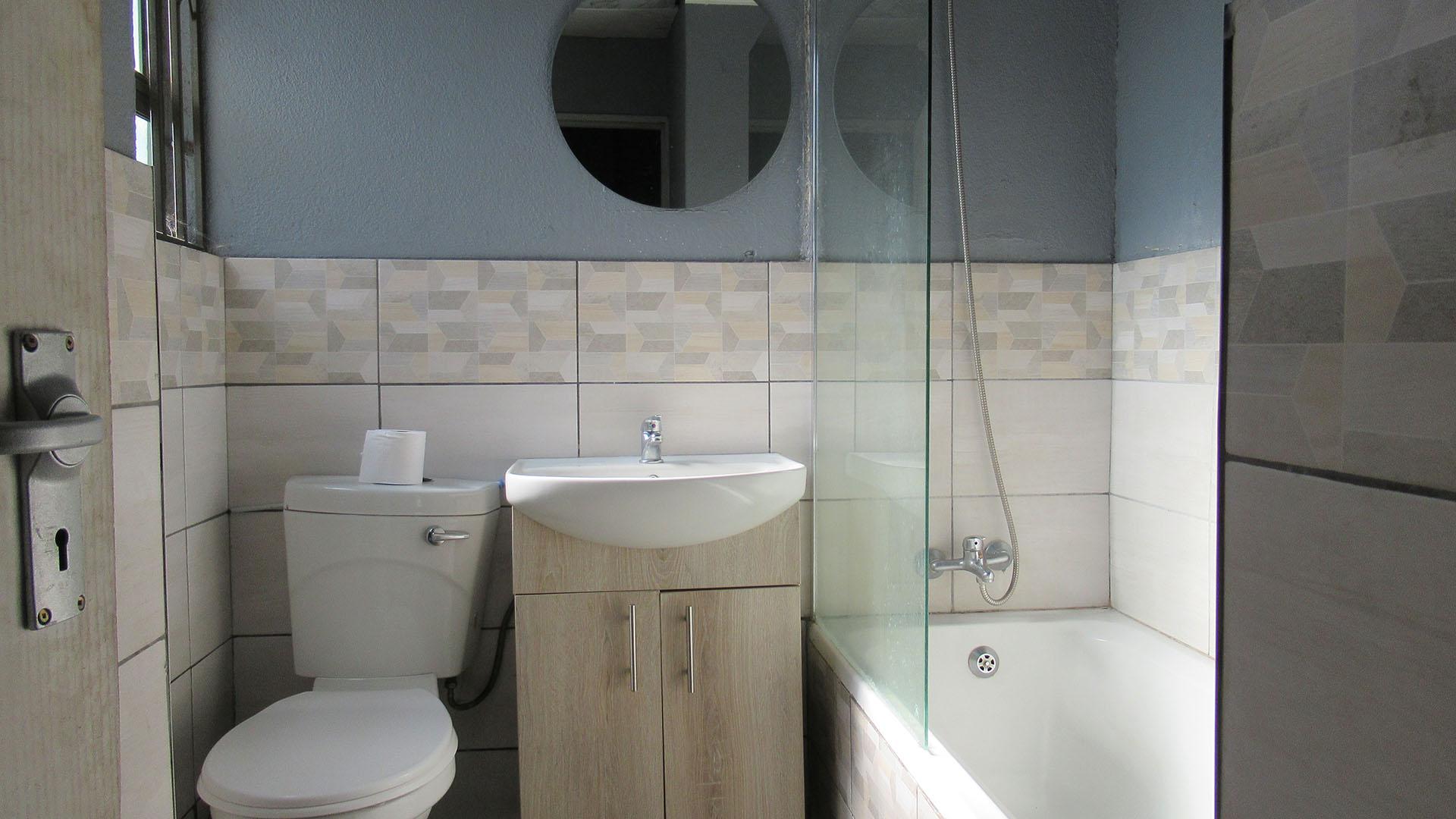 Bathroom 1 - 5 square meters of property in Ridgeway