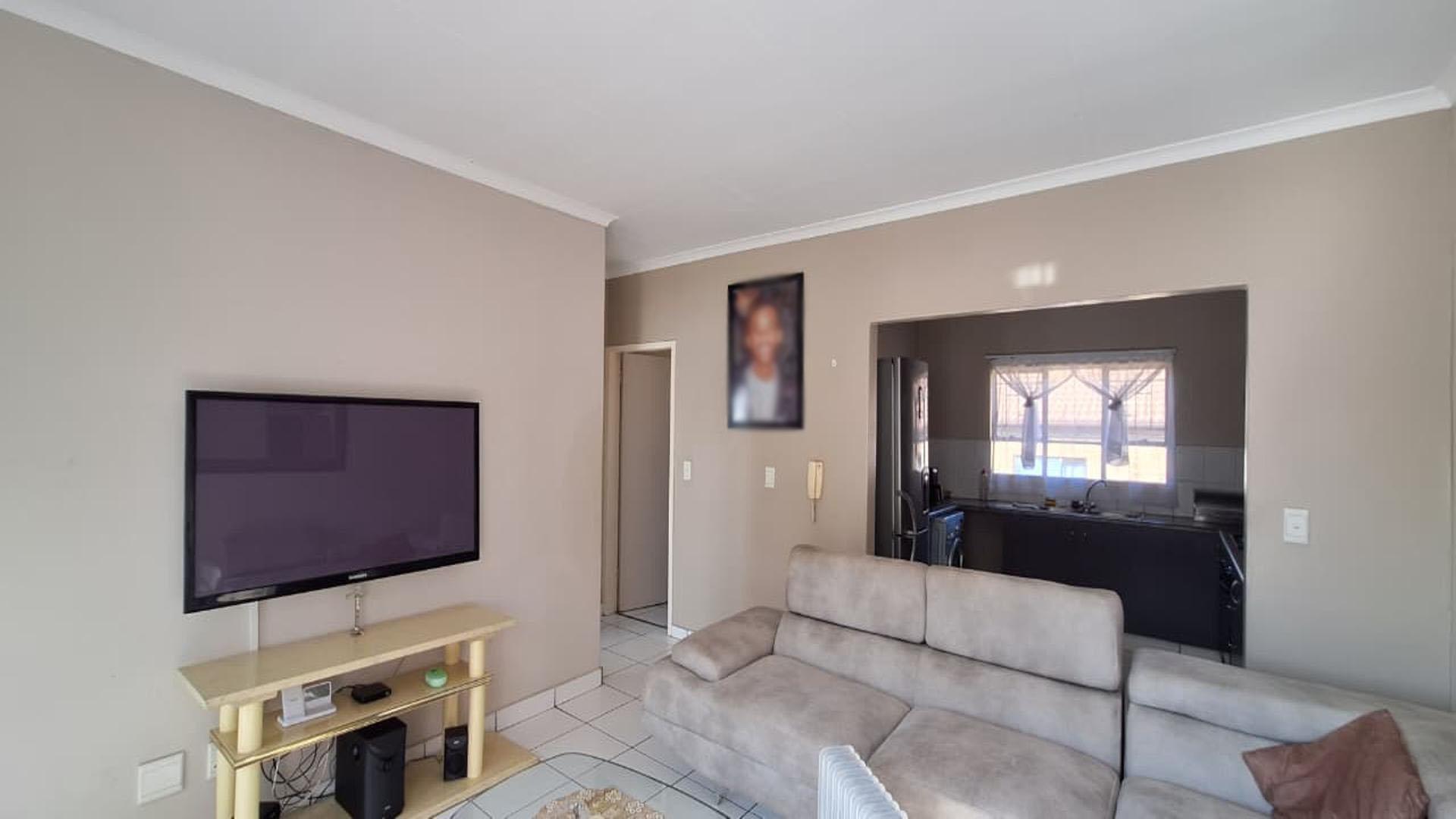 Lounges - 20 square meters of property in Wilgeheuwel 