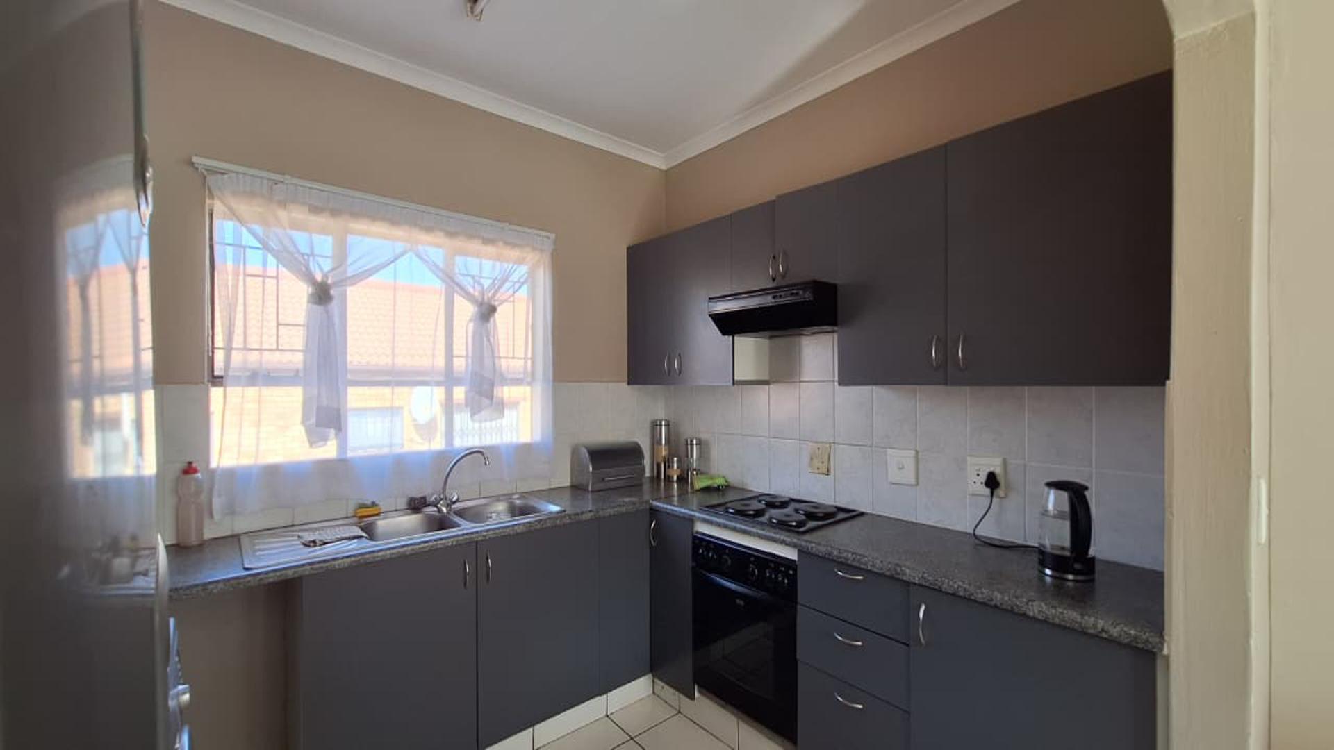 Kitchen - 9 square meters of property in Wilgeheuwel 