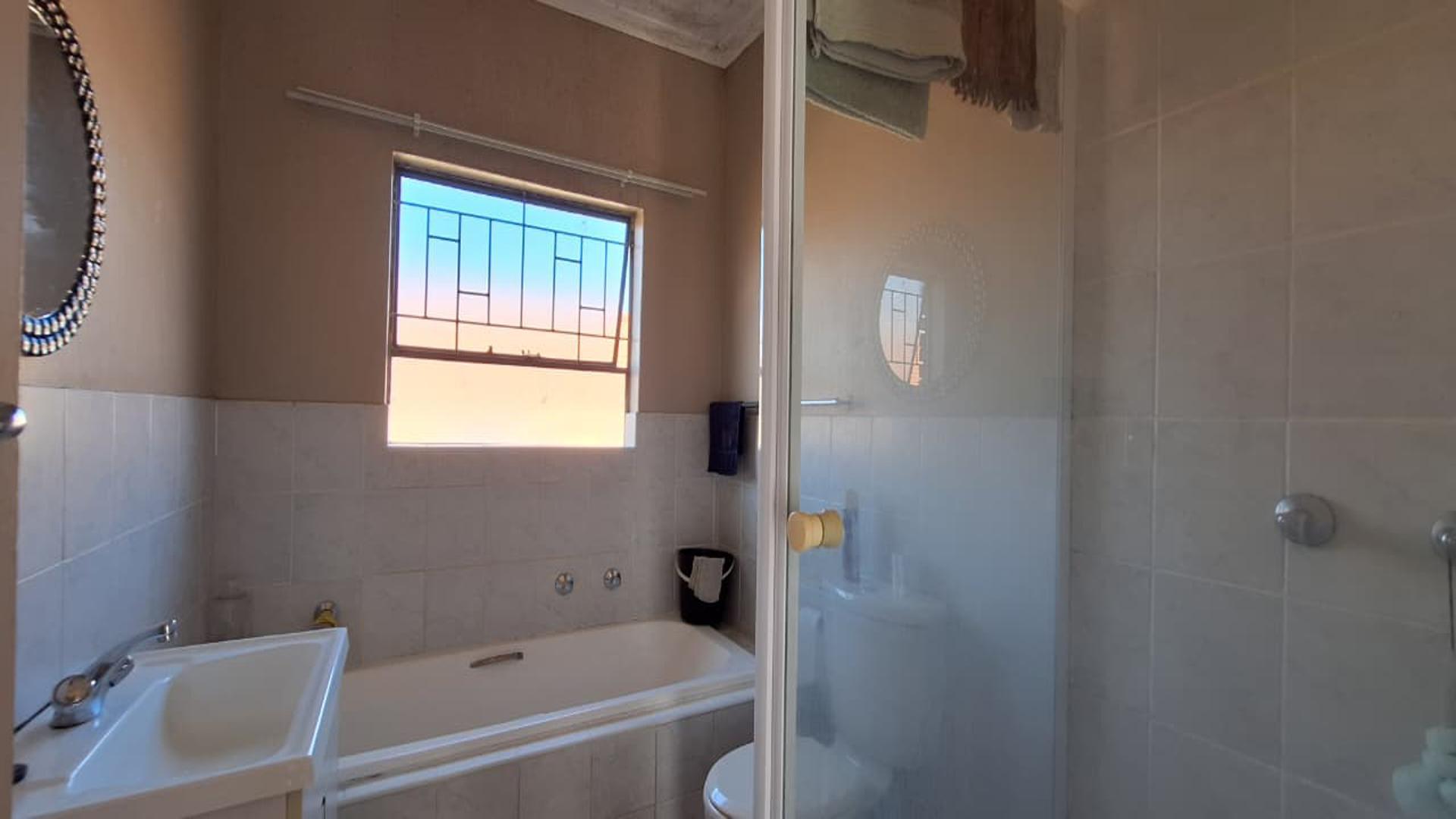 Bathroom 1 - 6 square meters of property in Wilgeheuwel 