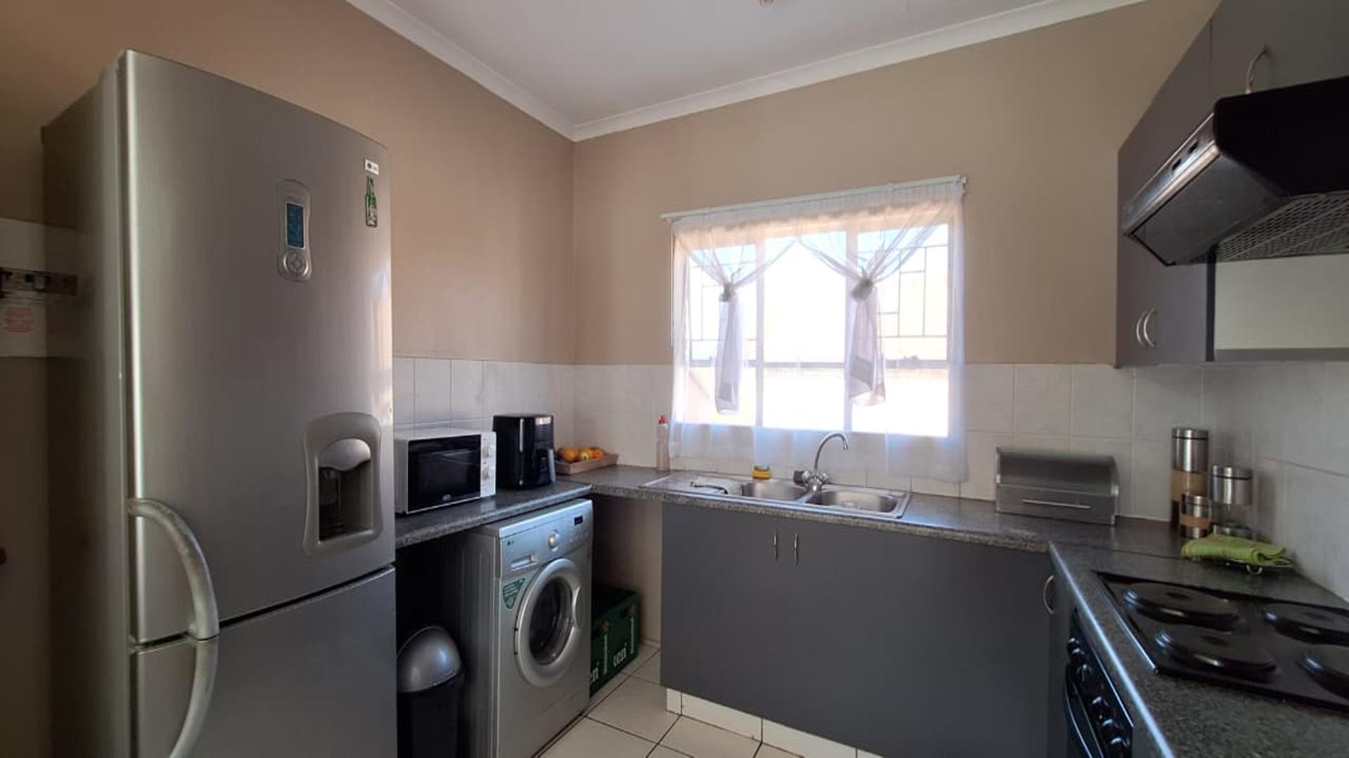 Kitchen - 9 square meters of property in Wilgeheuwel 