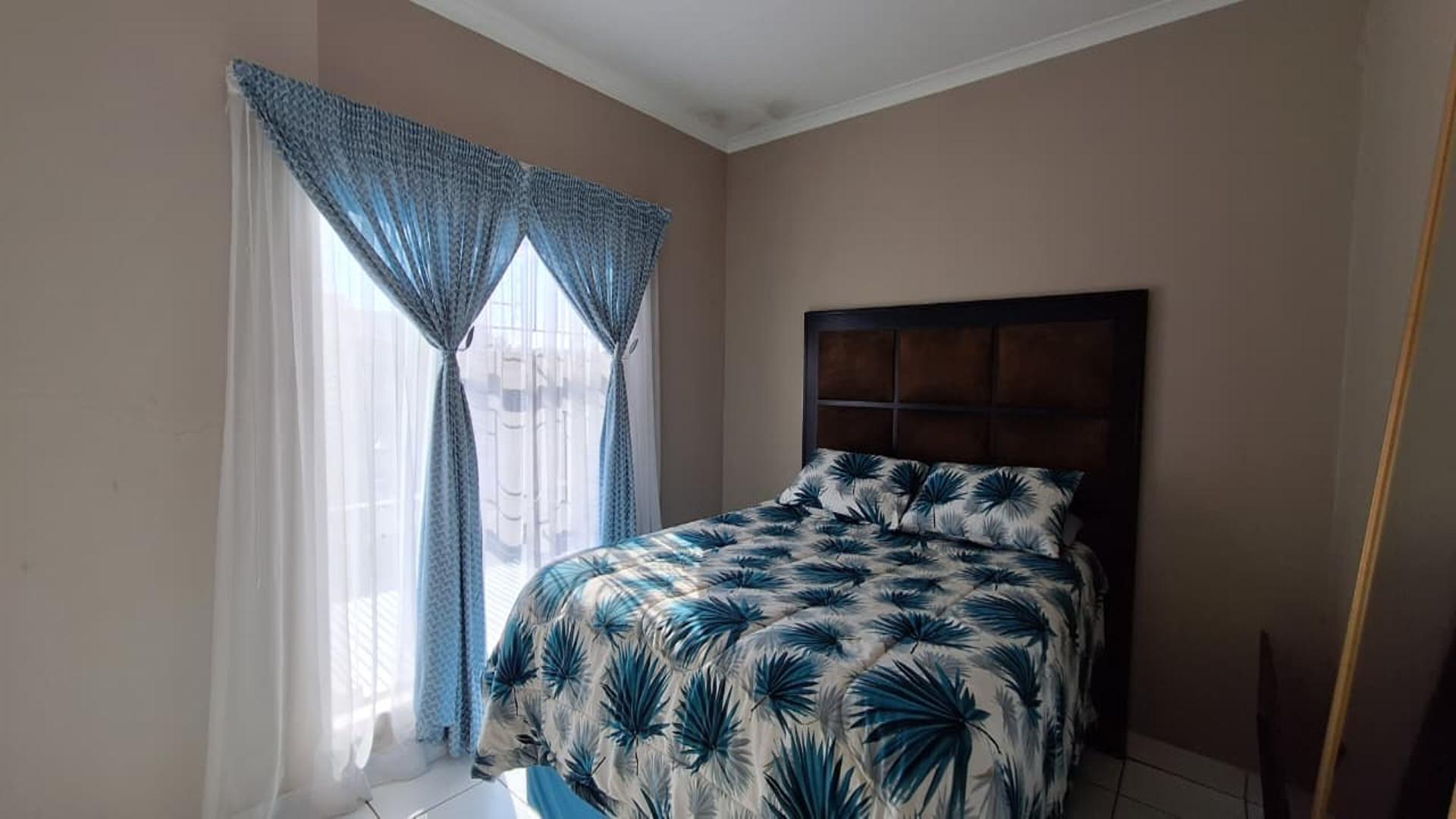 Bed Room 1 - 14 square meters of property in Wilgeheuwel 
