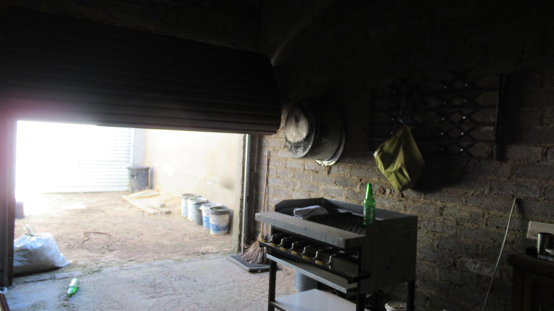 Garage - 18 square meters of property in Doornkop
