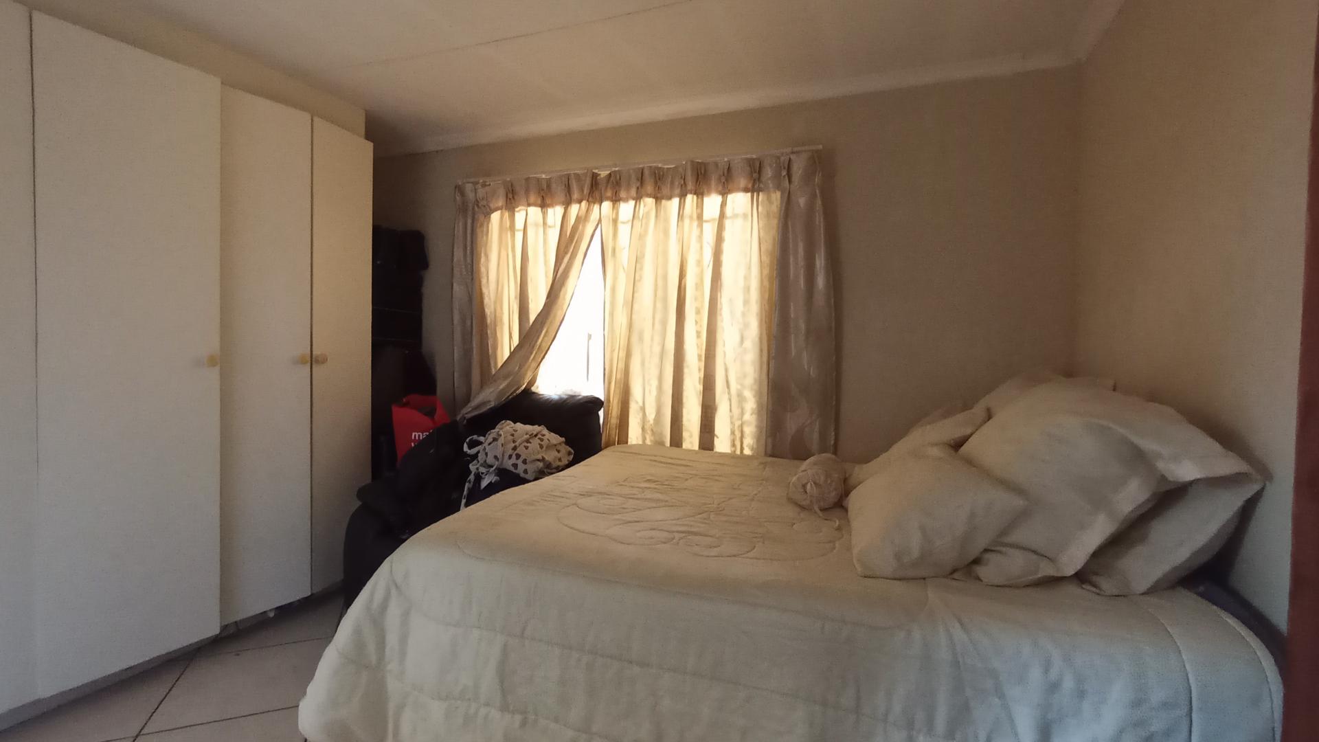Main Bedroom - 13 square meters of property in Kirkney