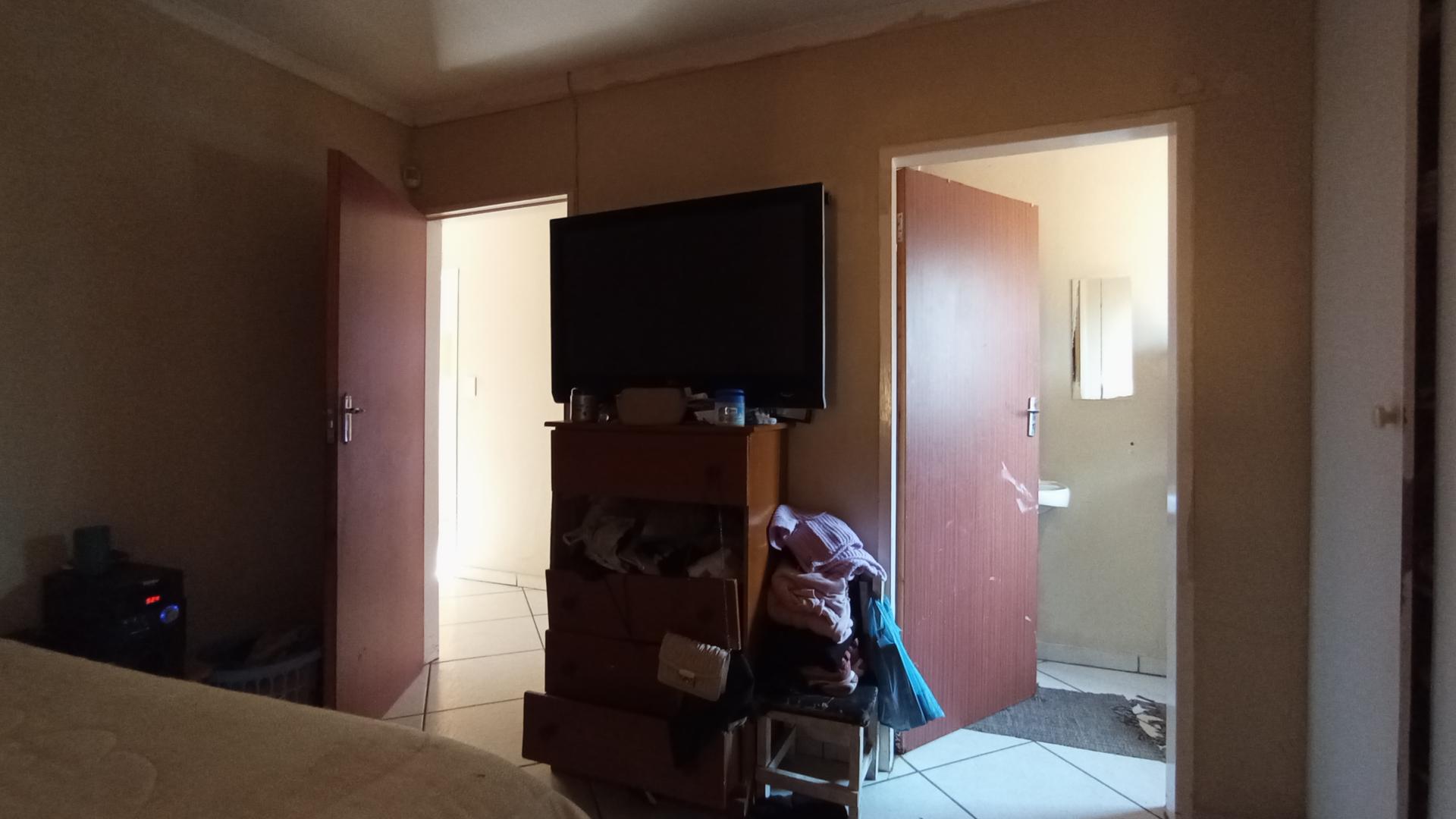 Main Bedroom - 13 square meters of property in Kirkney