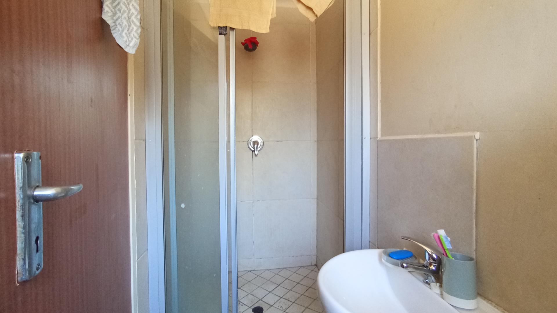Main Bathroom - 4 square meters of property in Kirkney