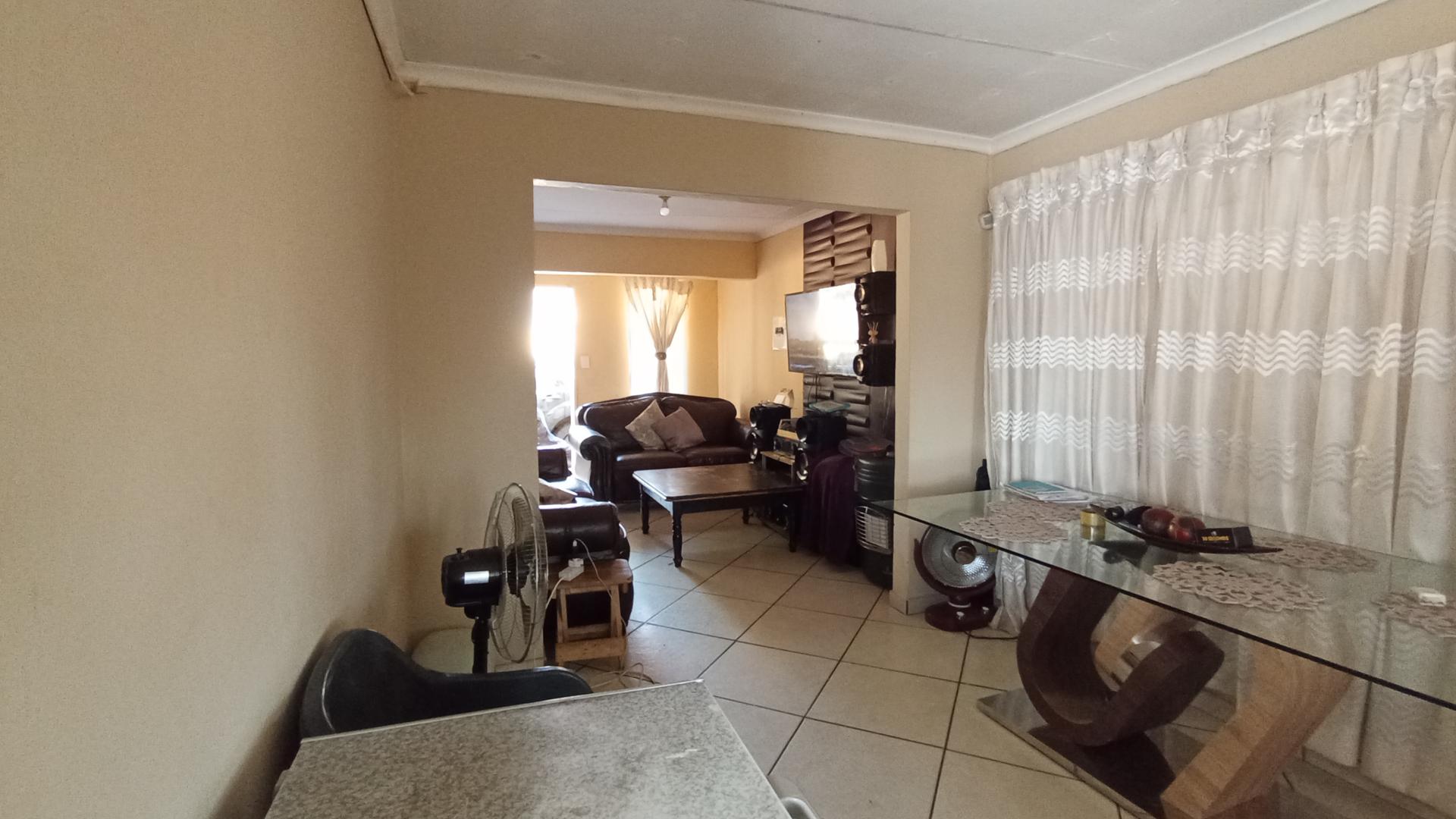 Dining Room - 13 square meters of property in Kirkney