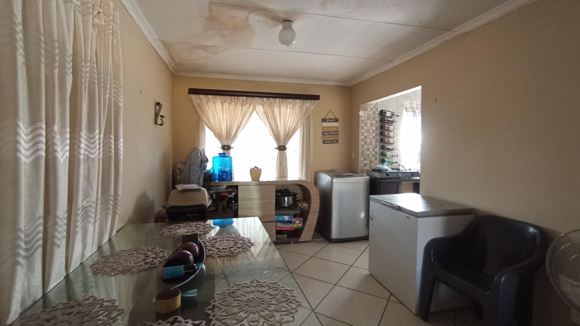 Dining Room - 13 square meters of property in Kirkney