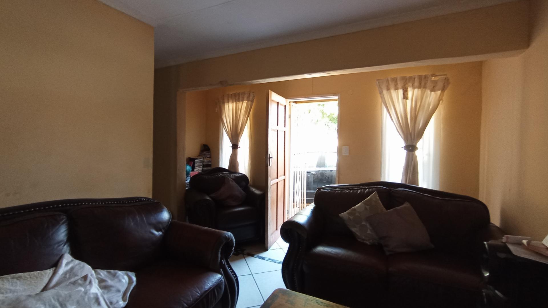 Lounges - 15 square meters of property in Kirkney