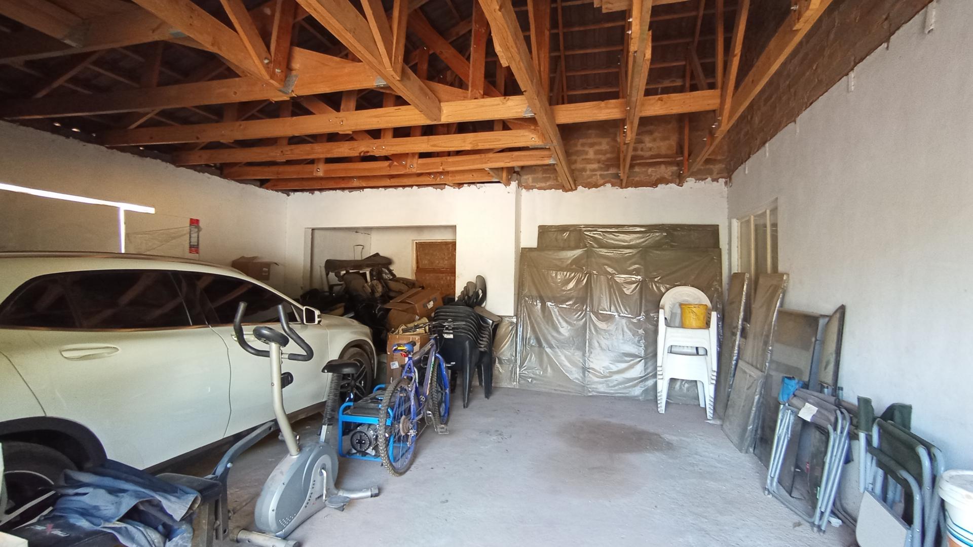 Garage - 50 square meters of property in Kirkney