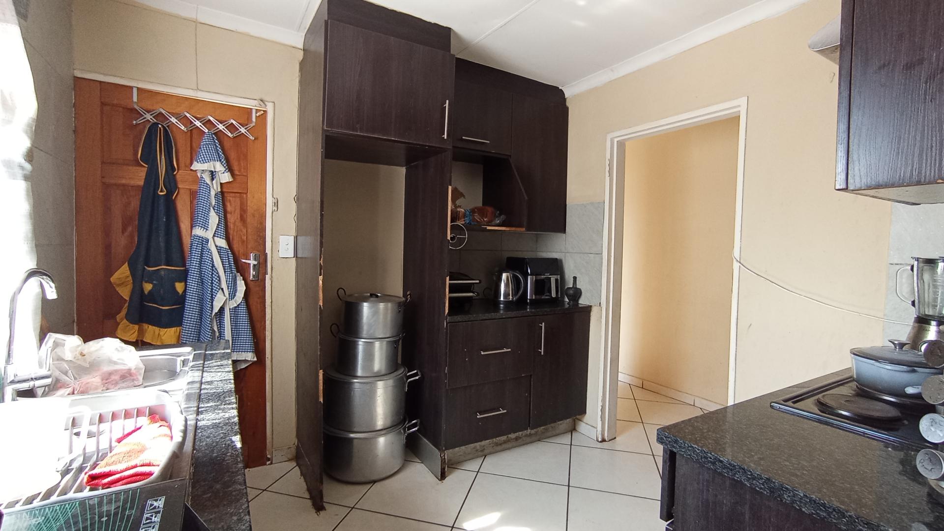 Kitchen - 9 square meters of property in Kirkney