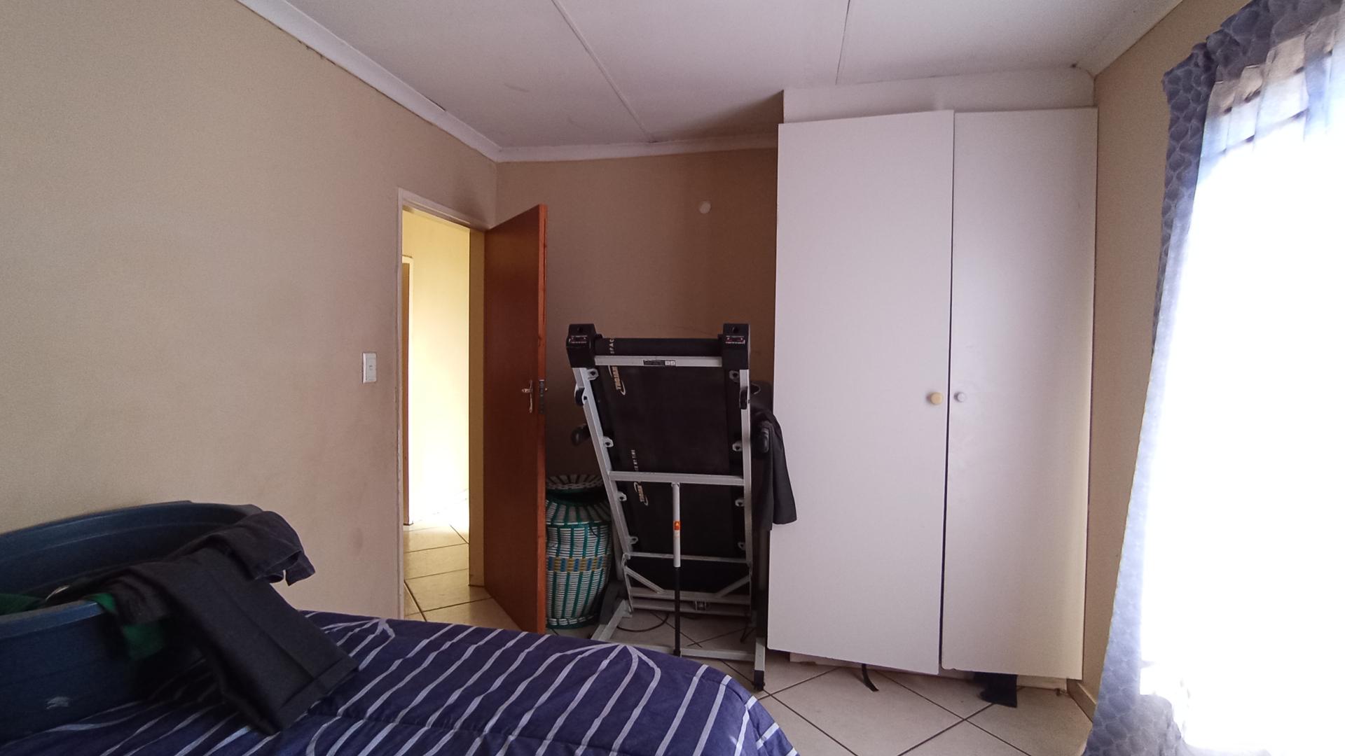 Bed Room 1 - 12 square meters of property in Kirkney