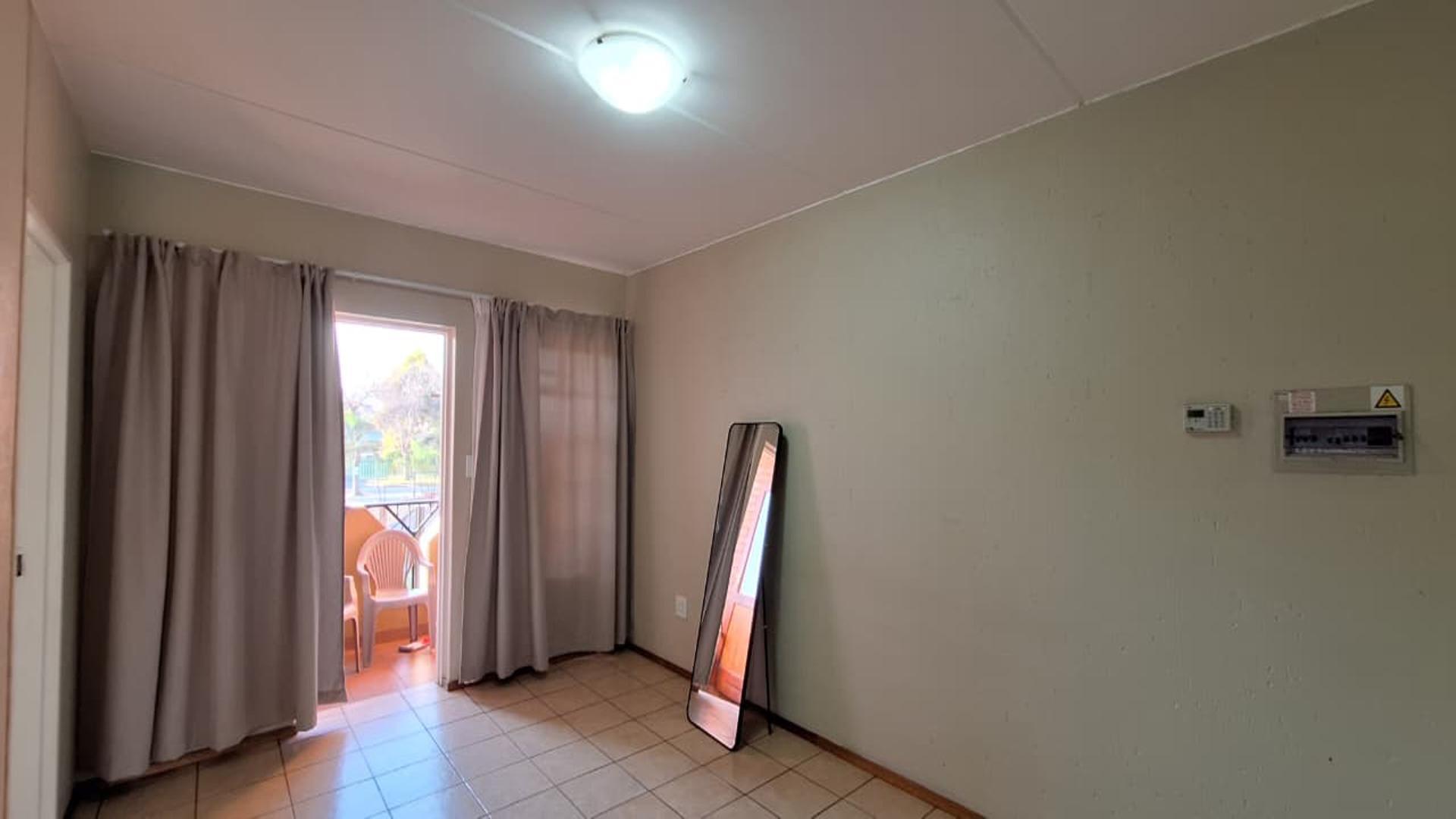 Lounges - 18 square meters of property in Comet