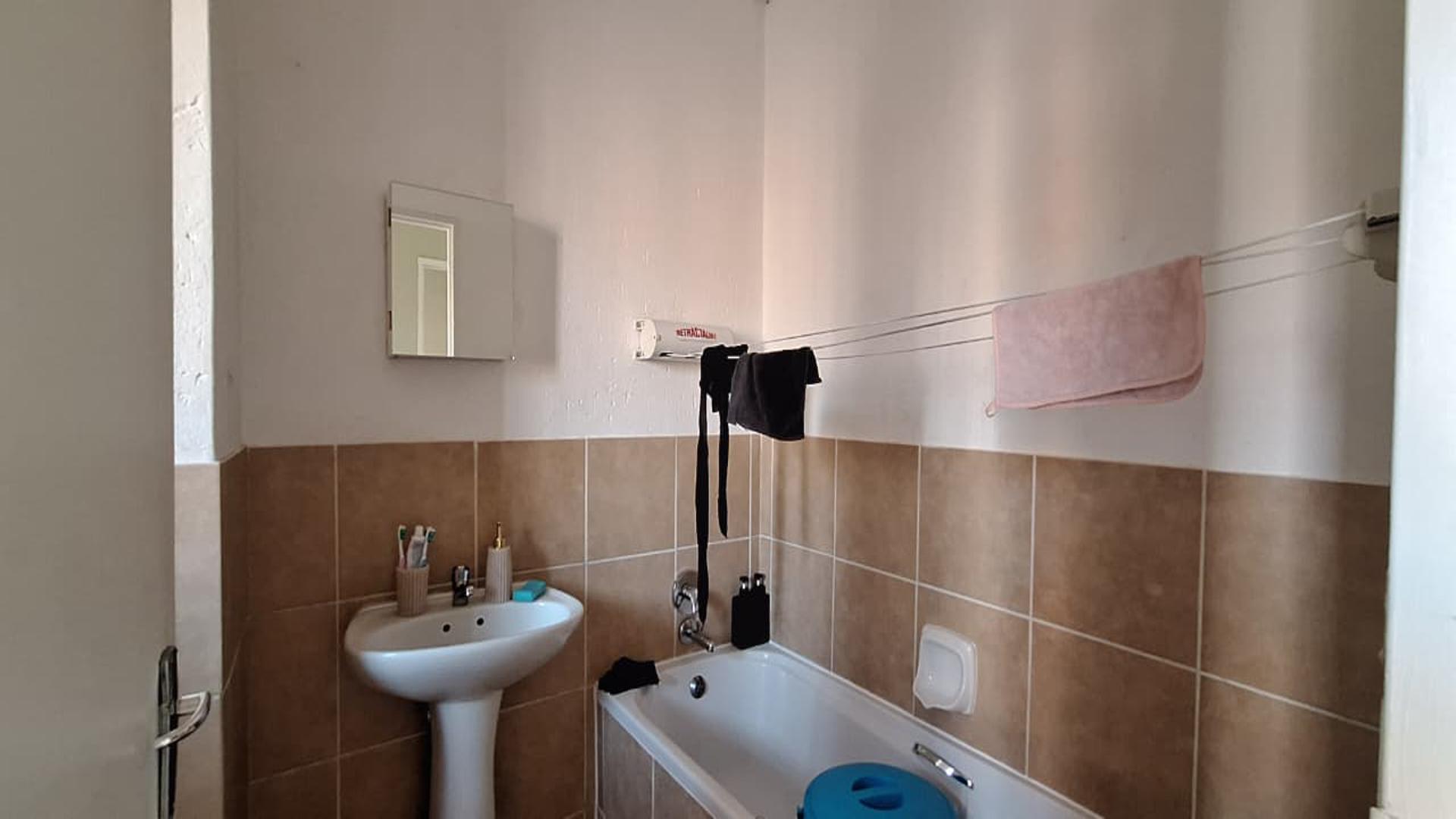 Bathroom 1 - 5 square meters of property in Comet