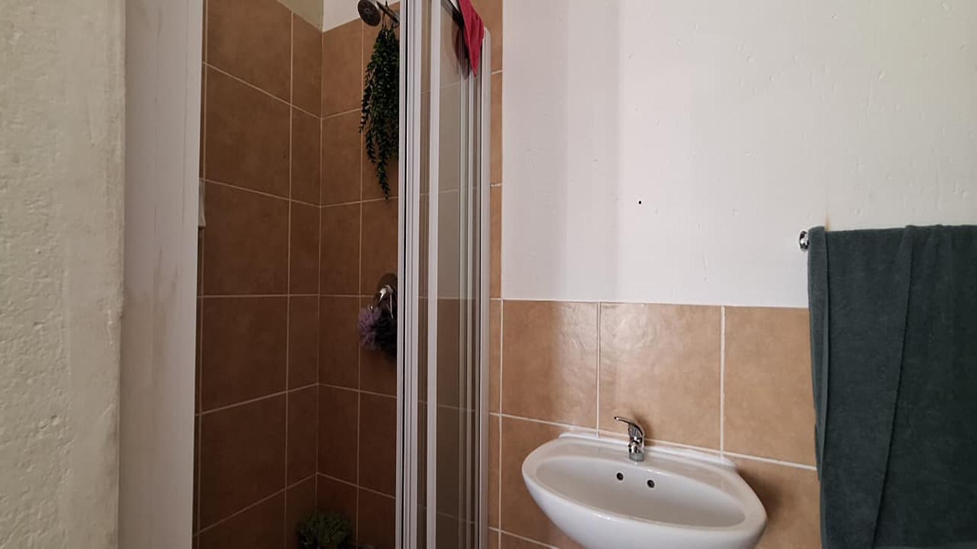 Main Bathroom - 3 square meters of property in Comet